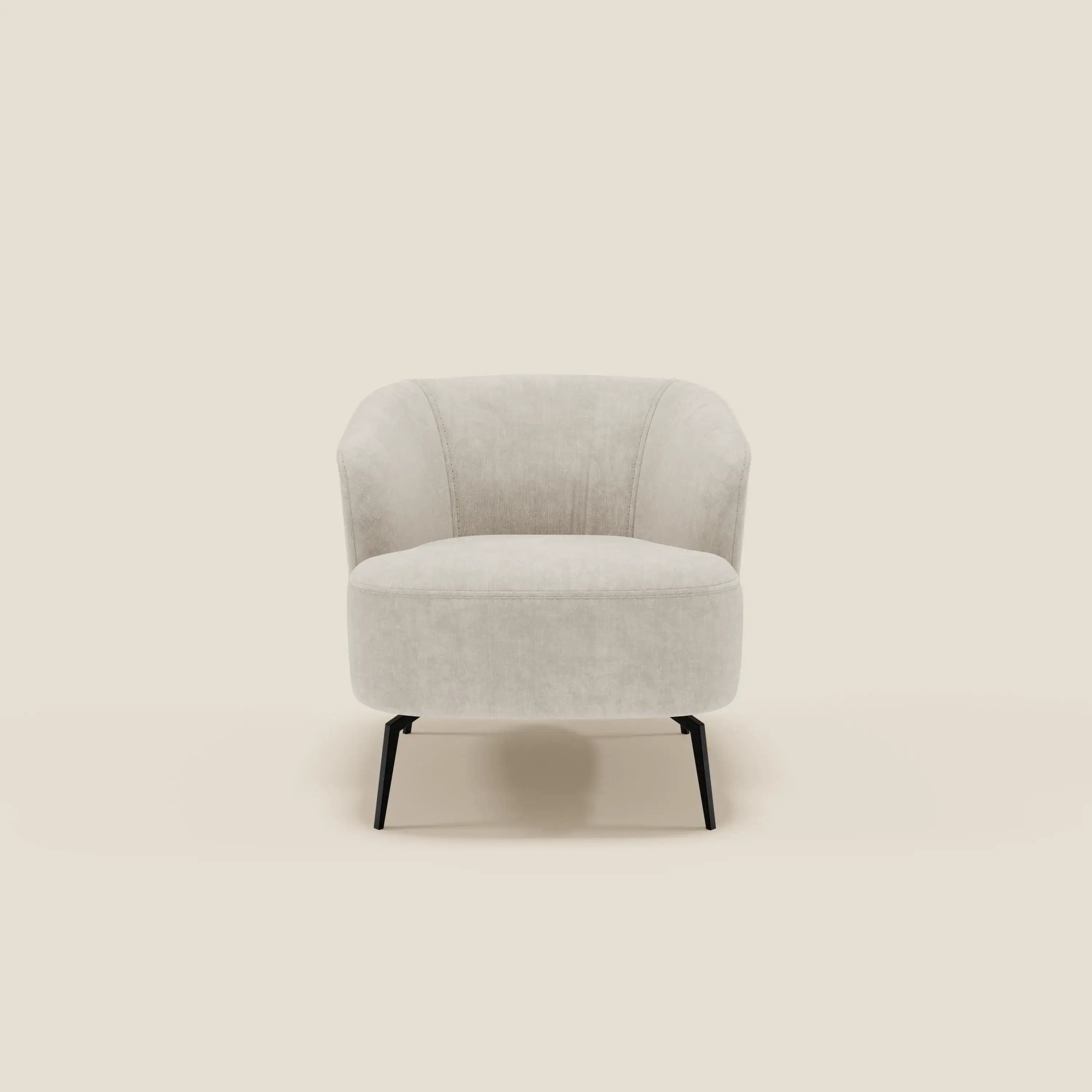 La poltroncina Renoa di Divani.Store presenta un design moderno in tessuto smacchiabile T24 bianco latte, con schienale arrotondato, sottili cuciture verticali e gambe in metallo nero. Presentata frontalmente su uno sfondo bianco sporco.