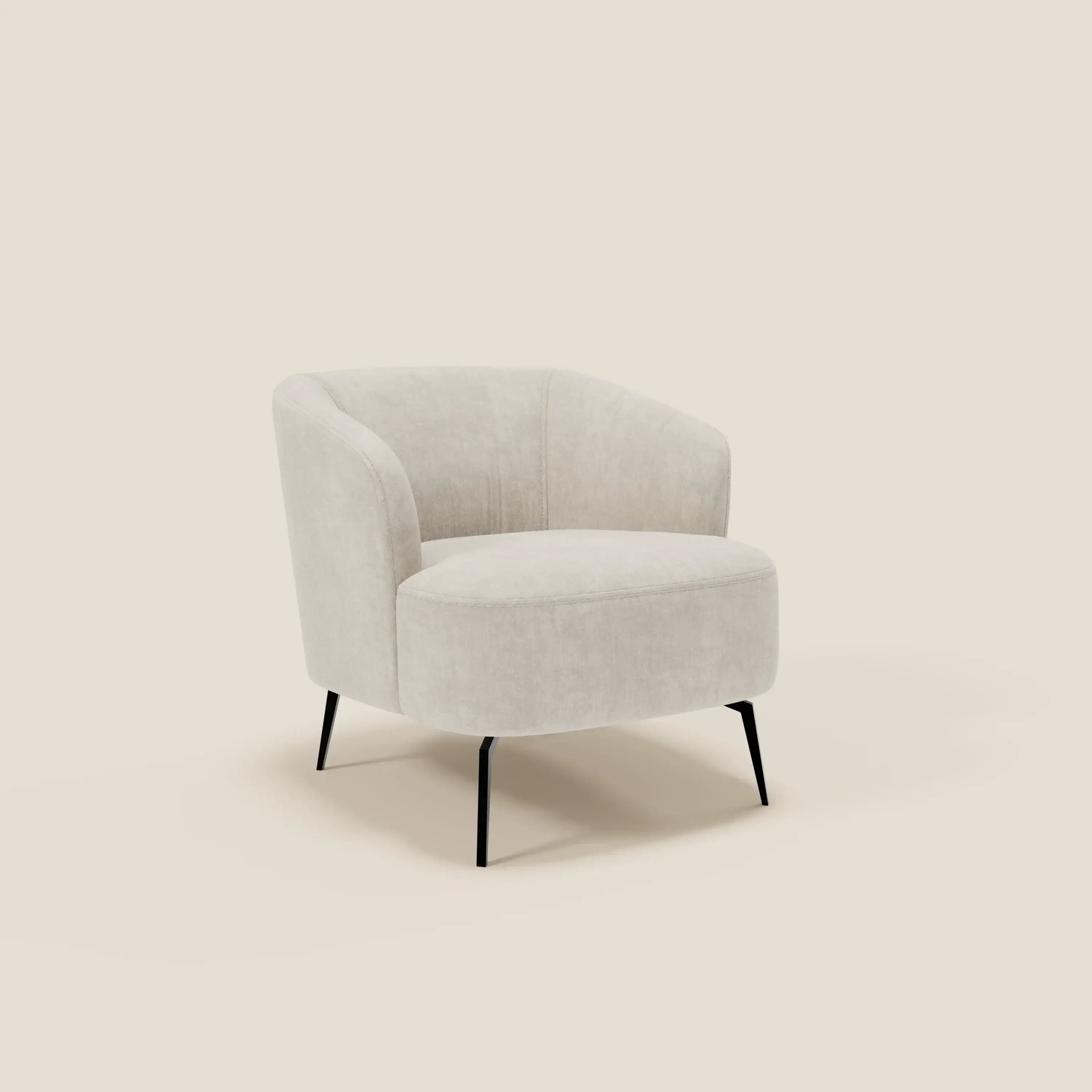 La poltroncina Renoa di Divani.Store è caratterizzata da un design moderno e minimalista con rivestimento smacchiabile T24 bianco latte, schienale e seduta curvi per il massimo comfort e sottili gambe in metallo nero su sfondo crema.