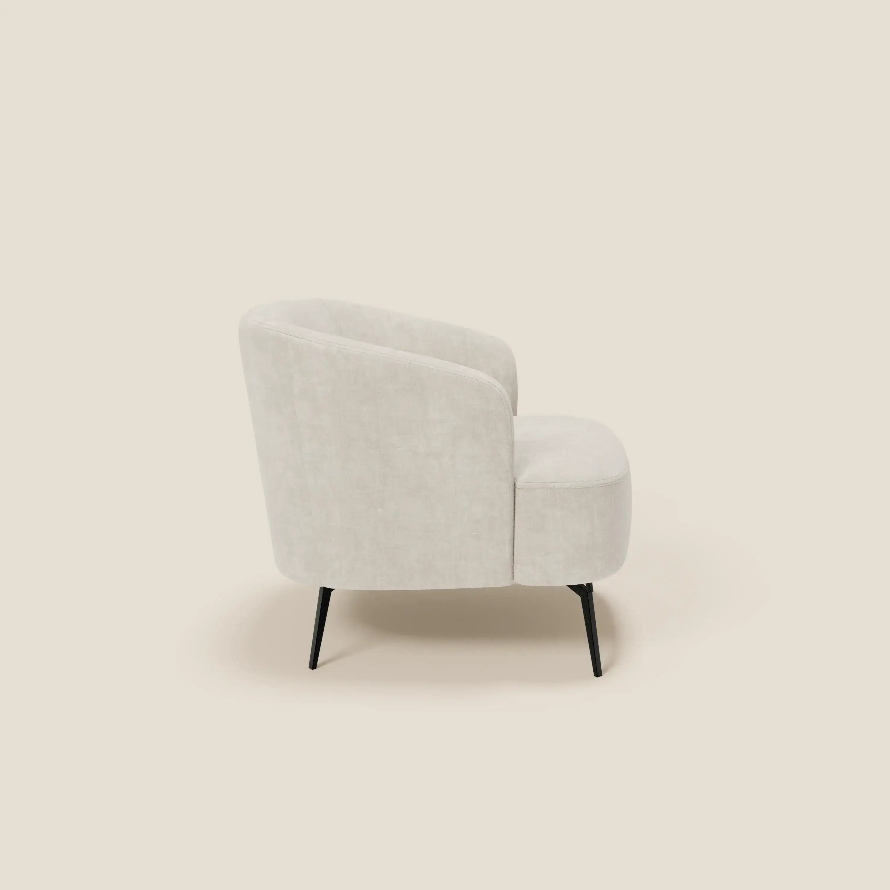 La poltroncina Renoa di Divani.Store, in tessuto smacchiabile T24 bianco latte, è caratterizzata da un moderno design curvo con gambe e braccioli sottili in metallo nero, che offre comfort avvolgente e stile al vostro salotto.