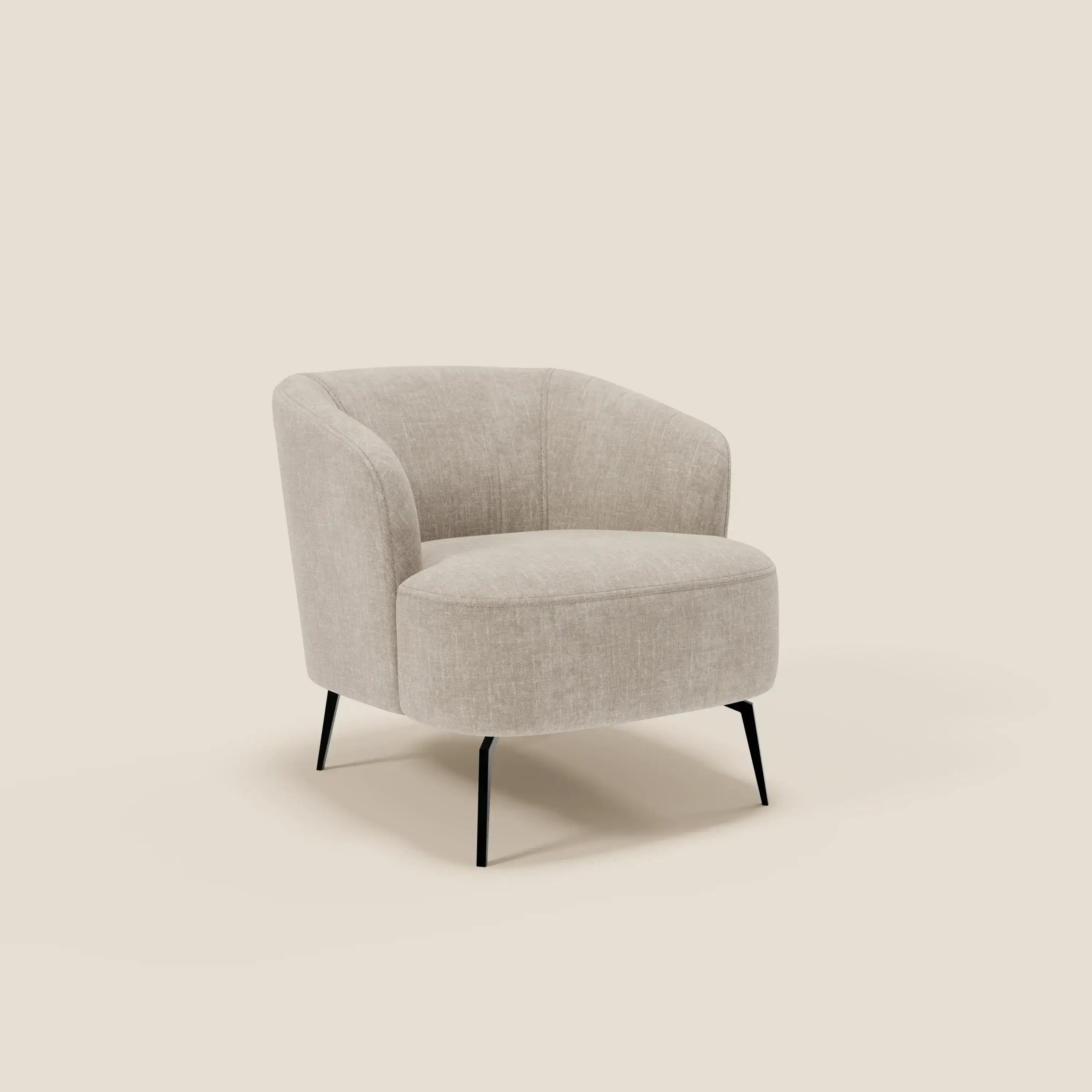 La poltroncina Renoa di Divani.Store è caratterizzata da linee eleganti e moderne, schienale arrotondato, cuscino di seduta in tessuto antimacchia T24 in lino chiaro e sottili gambe in metallo nero: minimalista e invitante per qualsiasi arredamento del soggiorno.