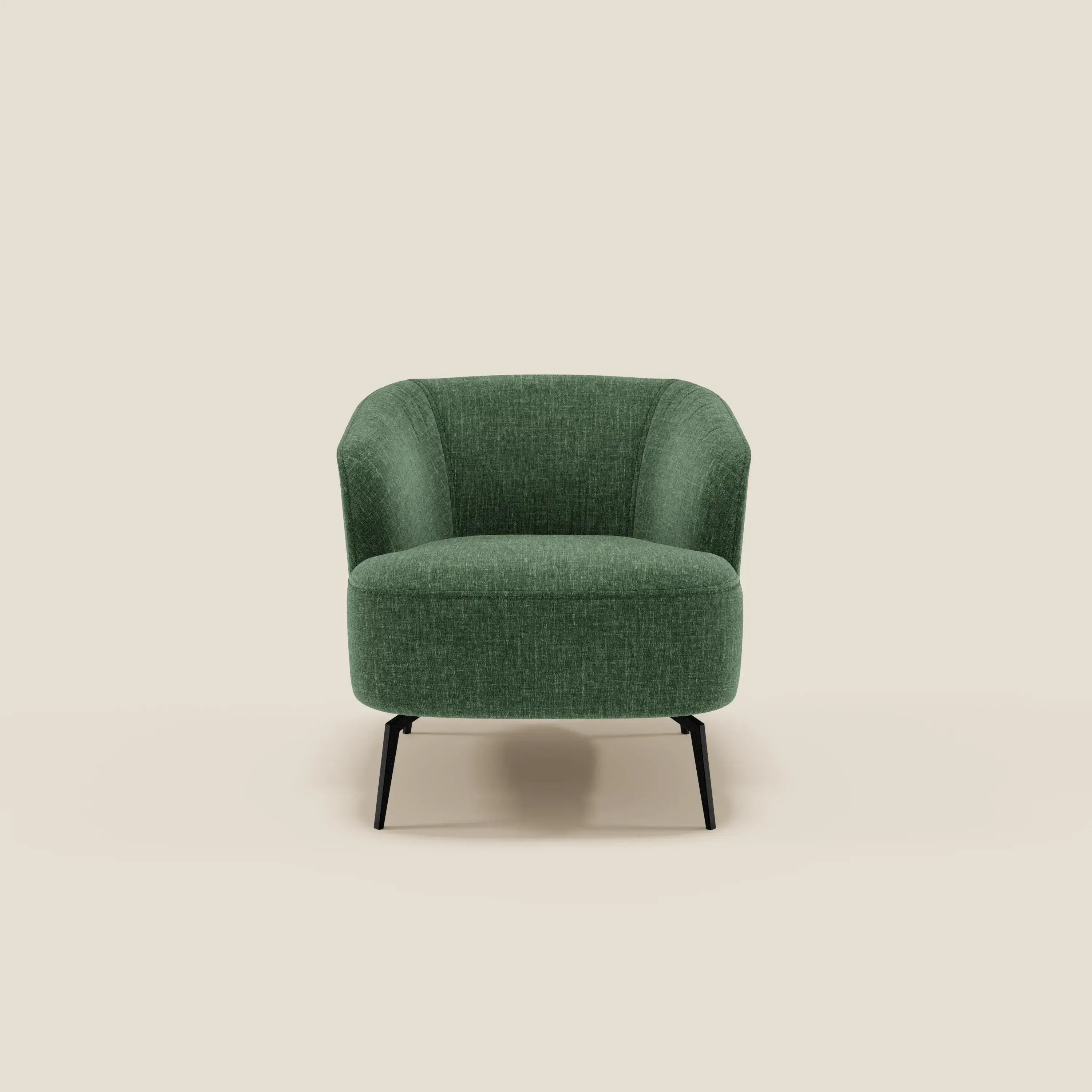 La poltroncina Renoa dall'eleganza moderna in tessuto smacchiabile T24 verde oliva di Divani.Store, caratterizzata da schienale curvo, braccioli e sottili gambe in metallo nero, si staglia su uno sfondo bianco sporco per un look di comfort e stile elegante.