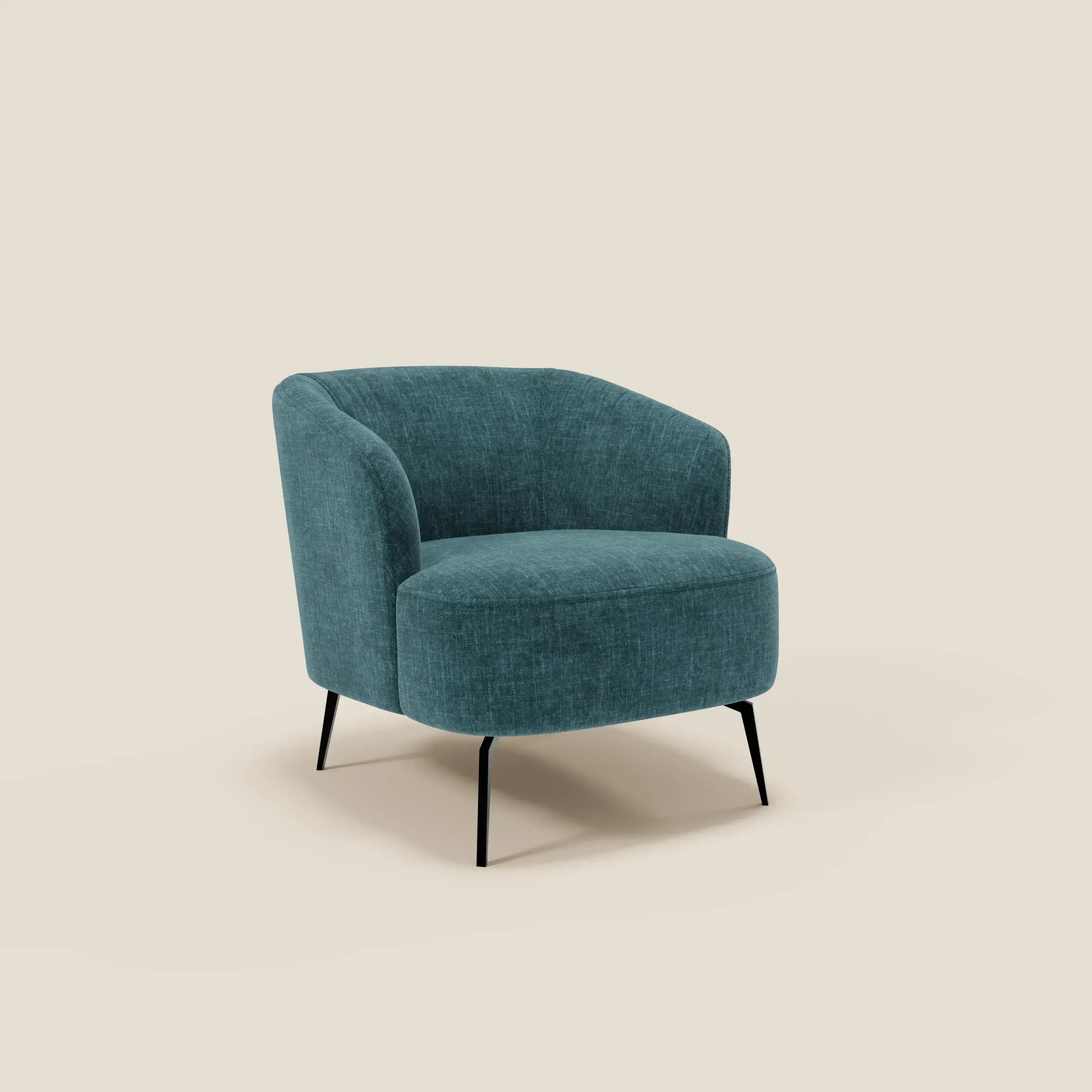 La poltroncina Renoa dall'eleganza moderna in tessuto smacchiabile T24 petrolio di Divani.Store è caratterizzata da uno schienale e una seduta curvi per il massimo comfort, sottili gambe in metallo nero e spicca su uno sfondo beige chiaro.