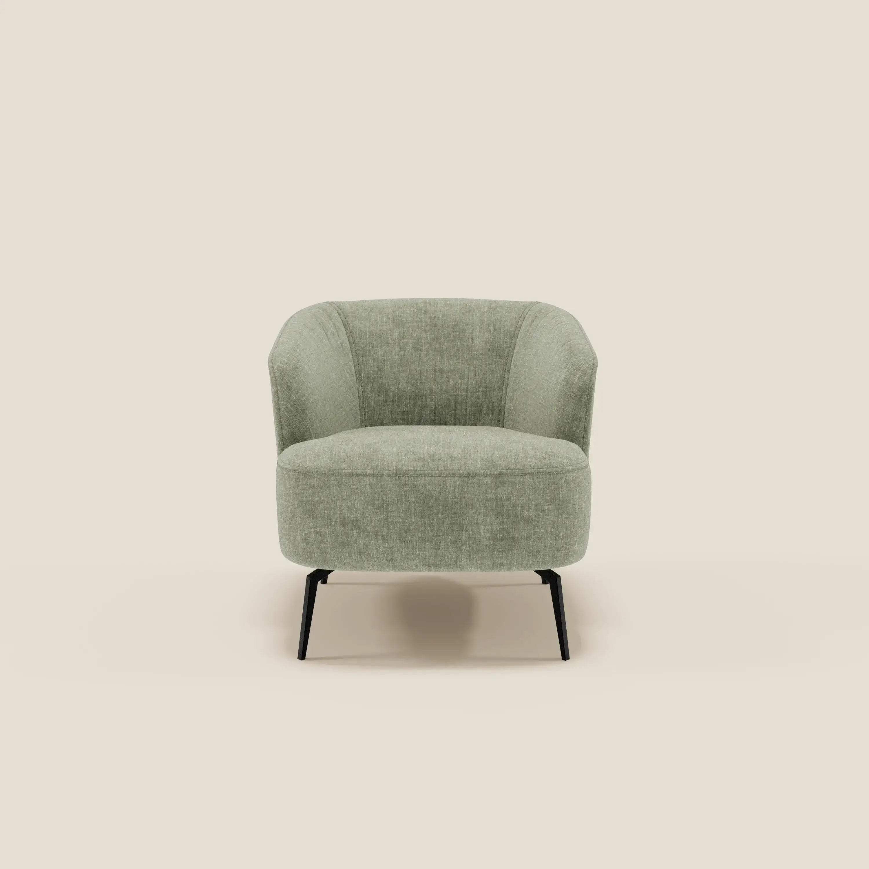 La poltroncina Renoa di Divani.Store, in tessuto smacchiabile T24 verde salvia e gambe nere, unisce design moderno ed eleganza offrendo un comfort avvolgente per ogni salotto.