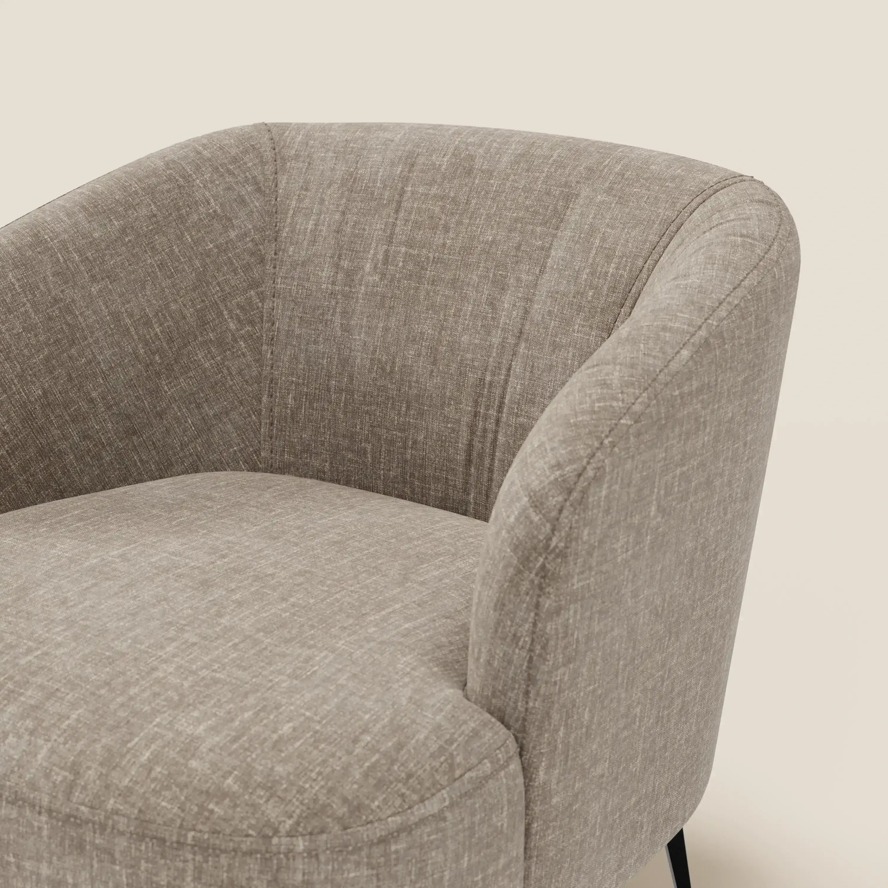 Un primo piano della poltroncina Renoa di Divani.Store, caratterizzata da un elegante design moderno, tessuto smacchiabile T24 marrone tortora, schienale arrotondato, braccioli curvi e sottili gambe nere su sfondo bianco.