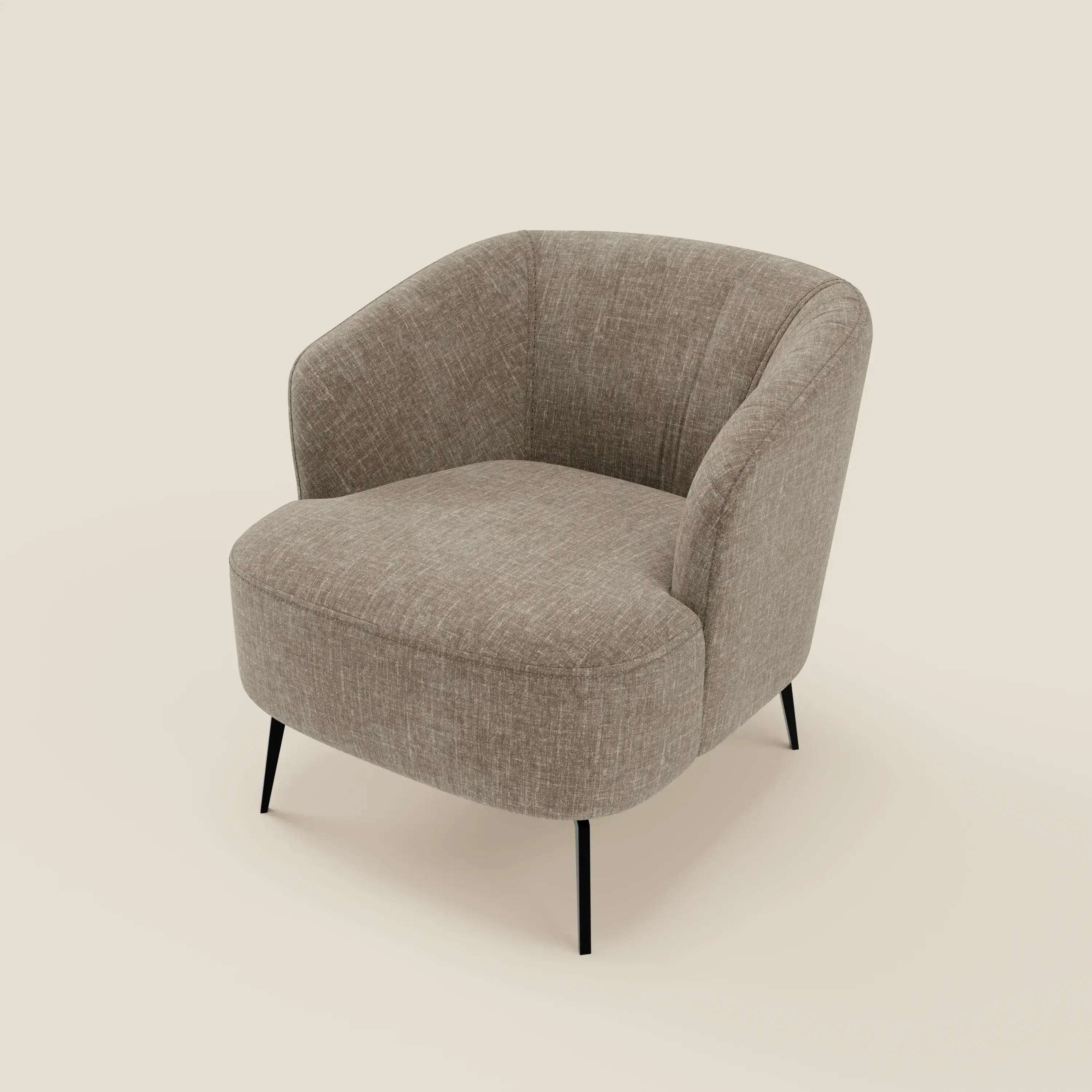 Un primo piano della poltroncina Renoa dall'eleganza moderna in tessuto smacchiabile T24 marrone tortora di Divani.Store ne evidenzia il design moderno e il comfort ergonomico.