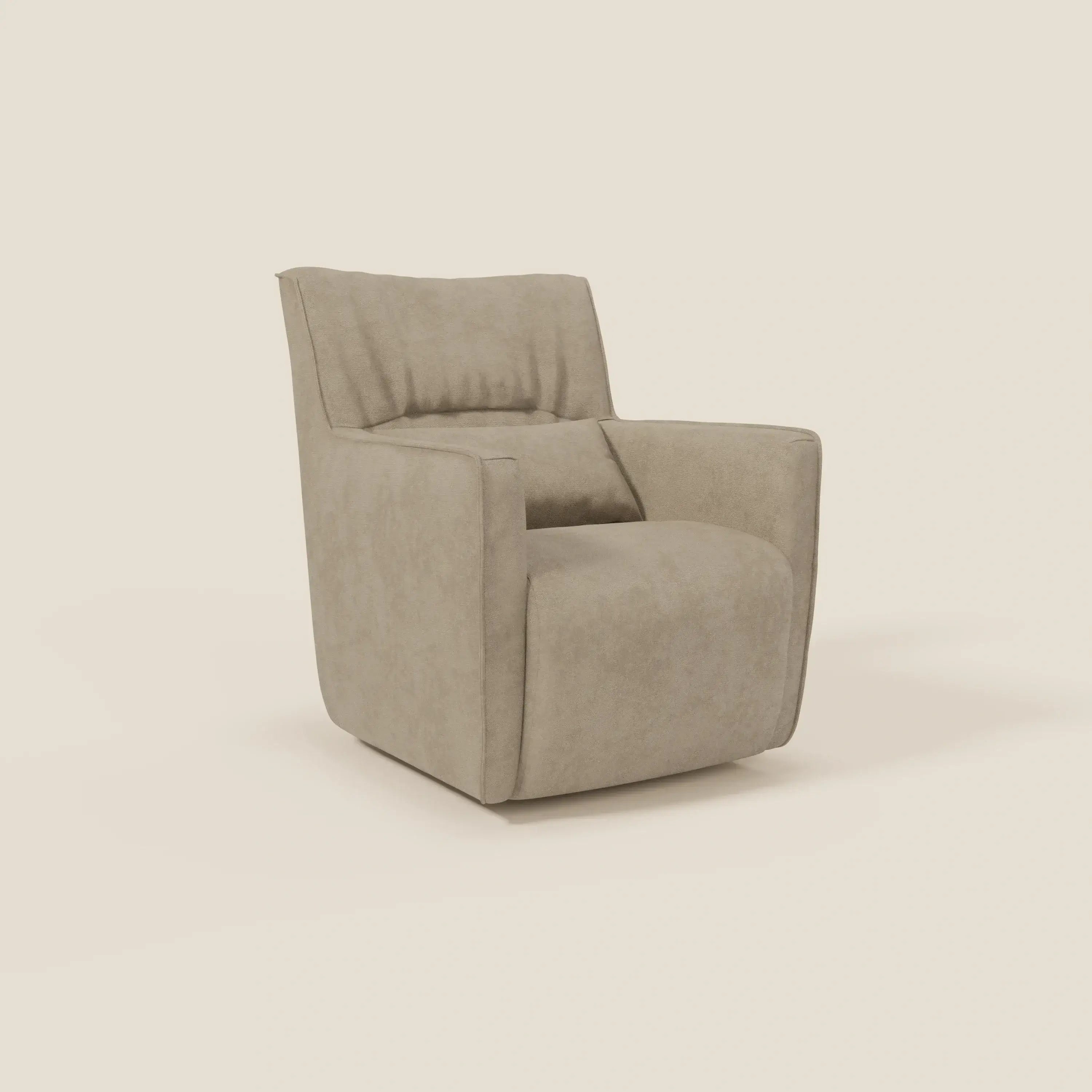 Tulla Poltrona girevole in tessuto impermeabile T02 beige di Divani.Store è caratterizzata da una moderna forma squadrata, un'ampia seduta imbottita, uno schienale basso e inclinato e braccioli dritti e imbottiti, il tutto in un resistente tessuto impermeabile su uno sfondo chiaro.