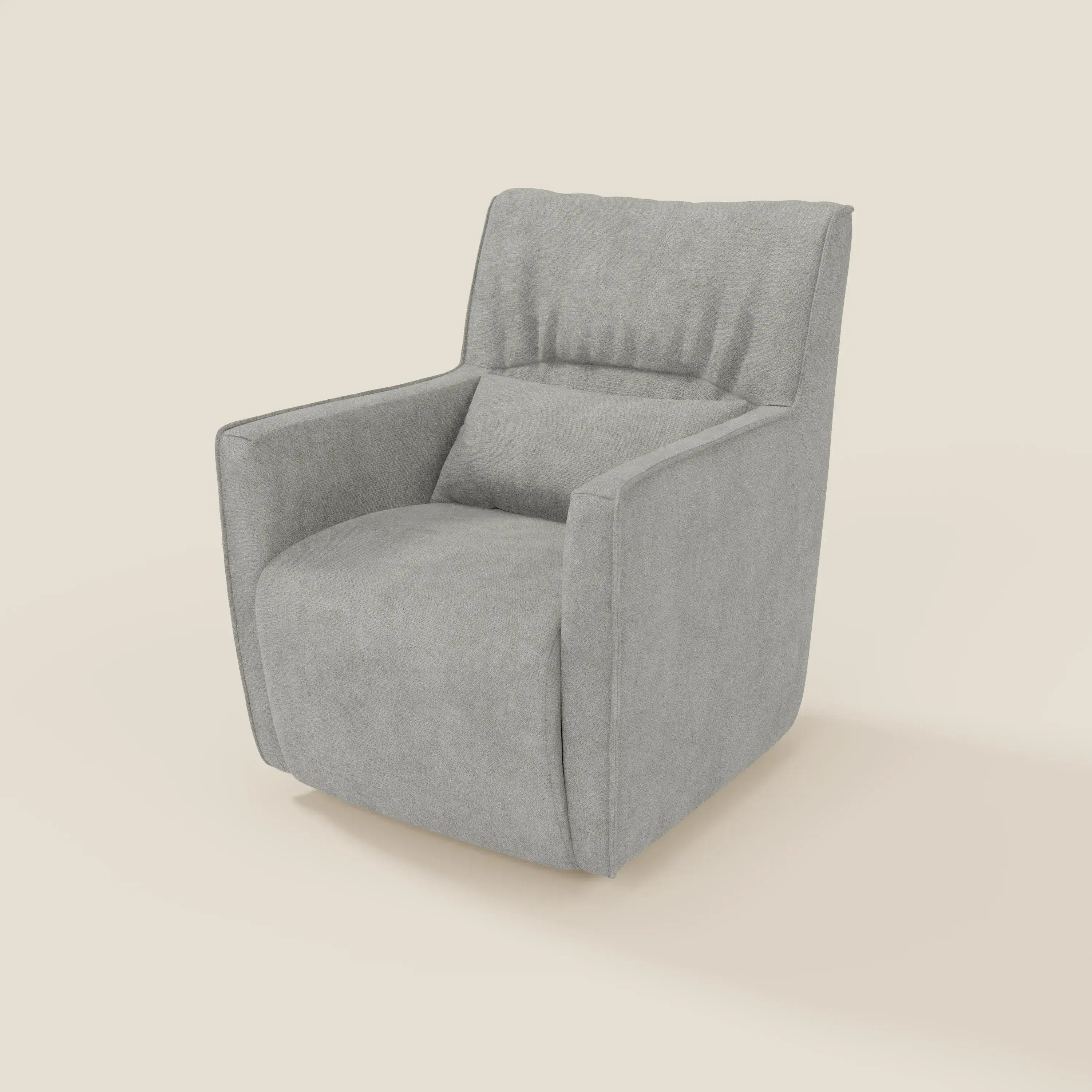 Tulla Poltrona girevole in tessuto impermeabile T02 grigio chiaro di Divani.Store è una poltrona girevole moderna di colore grigio chiaro con braccioli dritti, schienale angolato e morbido, tessuto liscio con cuciture sottili e design senza gambe su fondo beige.