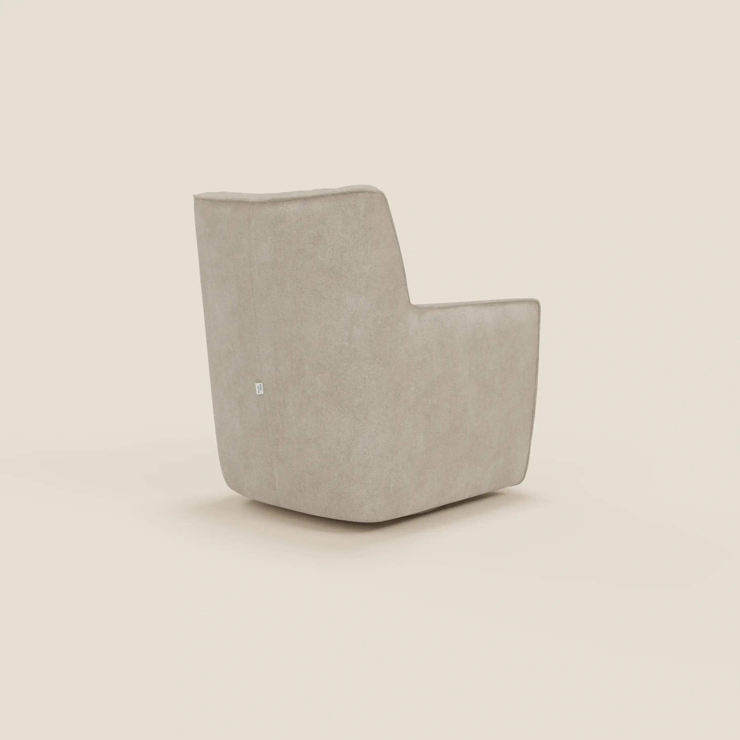Tulla Poltrona girevole in tessuto impermeabile T02 panna di Divani.Store, vista dal retro in posizione angolata, presenta un design moderno e squadrato con bordi morbidi, un tessuto beige chiaro dalla trama sottile e una piccola etichetta bianca sullo schienale.