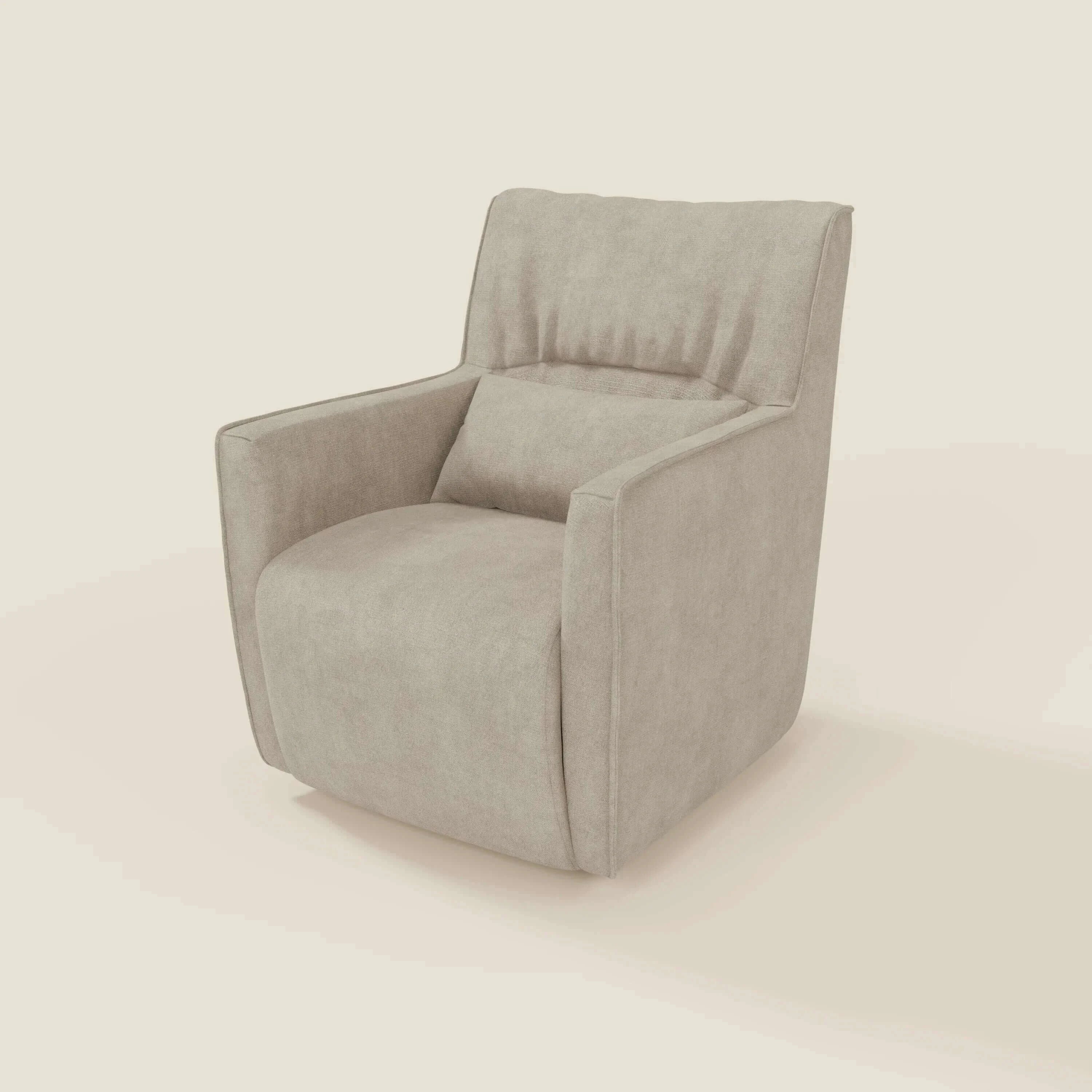 Tulla Poltrona girevole in tessuto impermeabile T02 panna di Divani.Store è caratterizzata da linee pulite, schienale leggermente reclinato, braccioli squadrati e base senza giunture. Il tessuto beige chiaro e soffice offre un comfort compatto su uno sfondo bianco sporco.