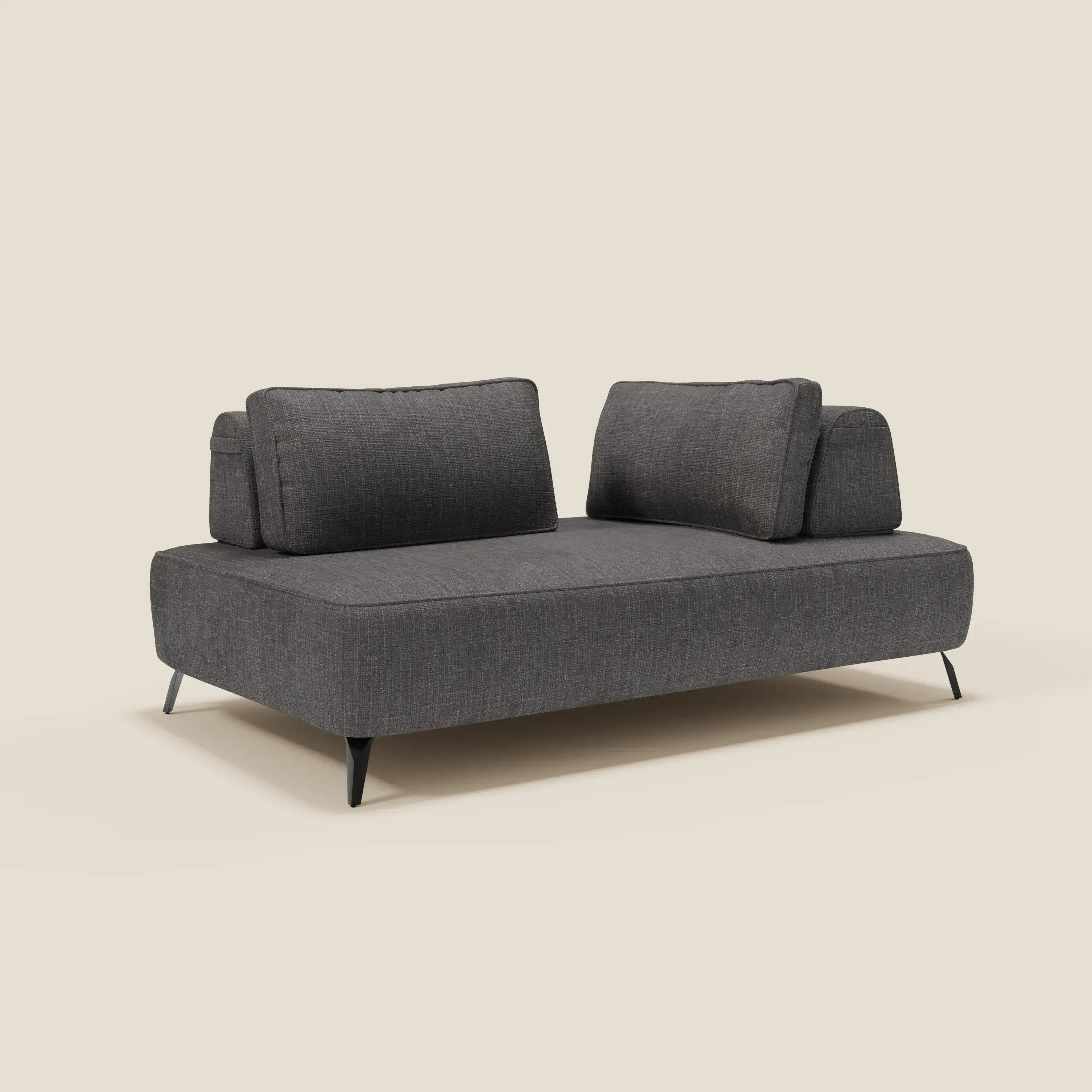 Il divano modulare Volta con schienali mobili in raffinato tessuto ciniglia T06 antracite di Divani.Store è caratterizzato da un design minimalista e squadrato con due ampi cuscini di schienale, gambe basse nere e braccioli non visibili, su uno sfondo beige.