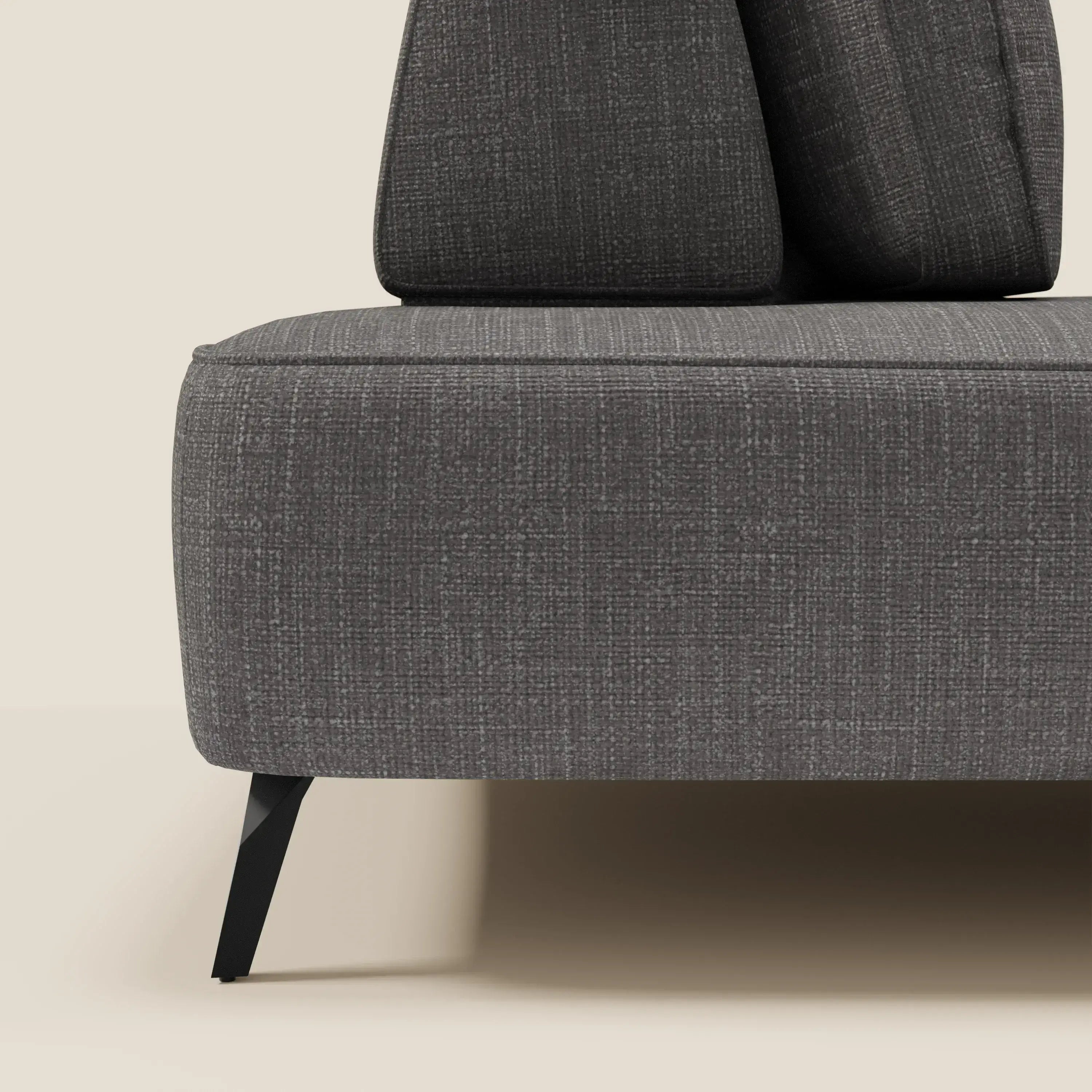 Primo piano del divano modulare Volta di Divani.Store in raffinato tessuto ciniglia T06 antracite con mobili schienali e sottili gambe in metallo nero, su uno sfondo beige chiaro per un look minimalista e contemporaneo.
