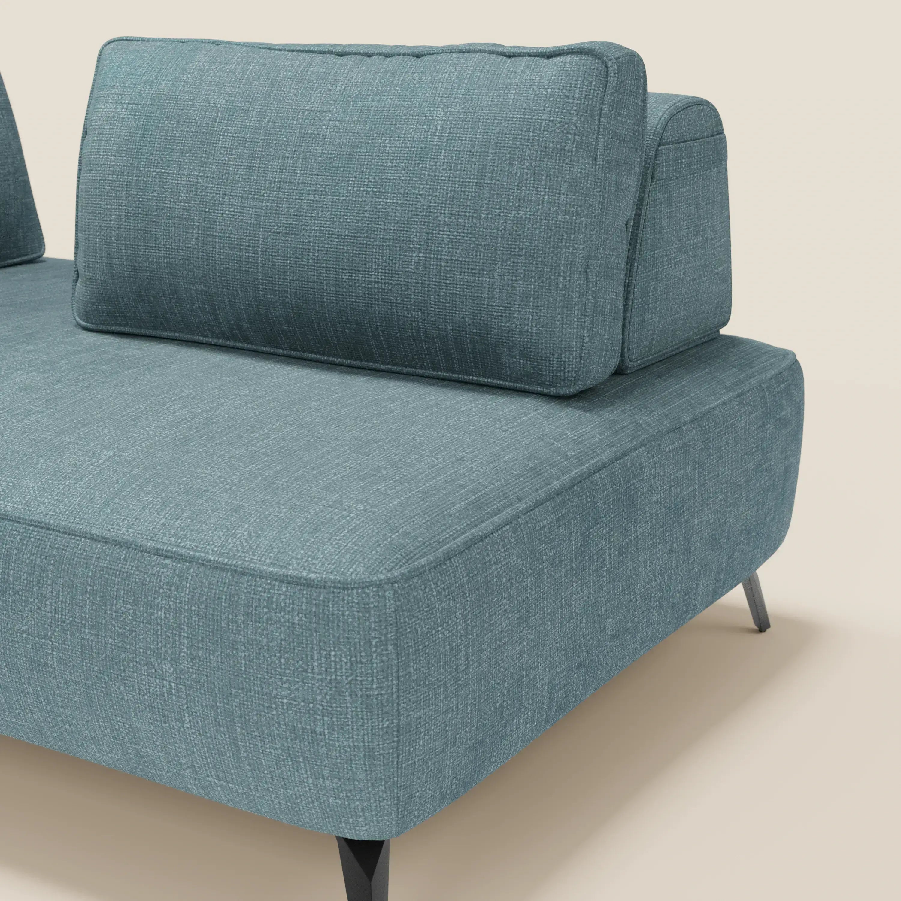 Primo piano di Volta divano modulare con schienali mobili in raffinato tessuto ciniglia T06 azzurro di Divani.Store, caratterizzato da sedute squadrate, spessi cuscini di schienale e sottili gambe angolari nere, su uno sfondo bianco sporco.