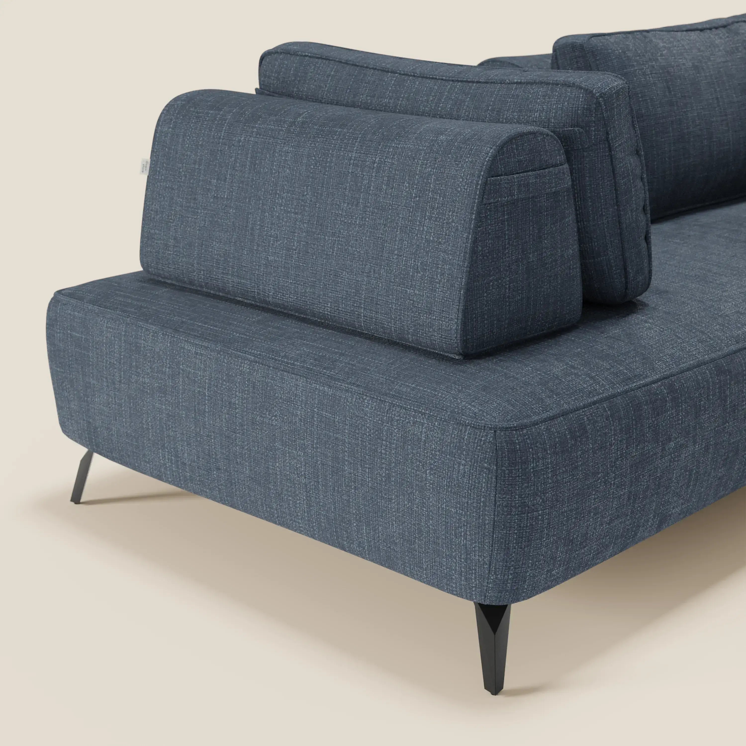 Il divano Volta modulare con schienali mobili in raffinato tessuto ciniglia T06 blu di Divani.Store, con sottili gambe nere e design contemporaneo, spicca su uno sfondo beige chiaro per un effetto moderno ed elegante.