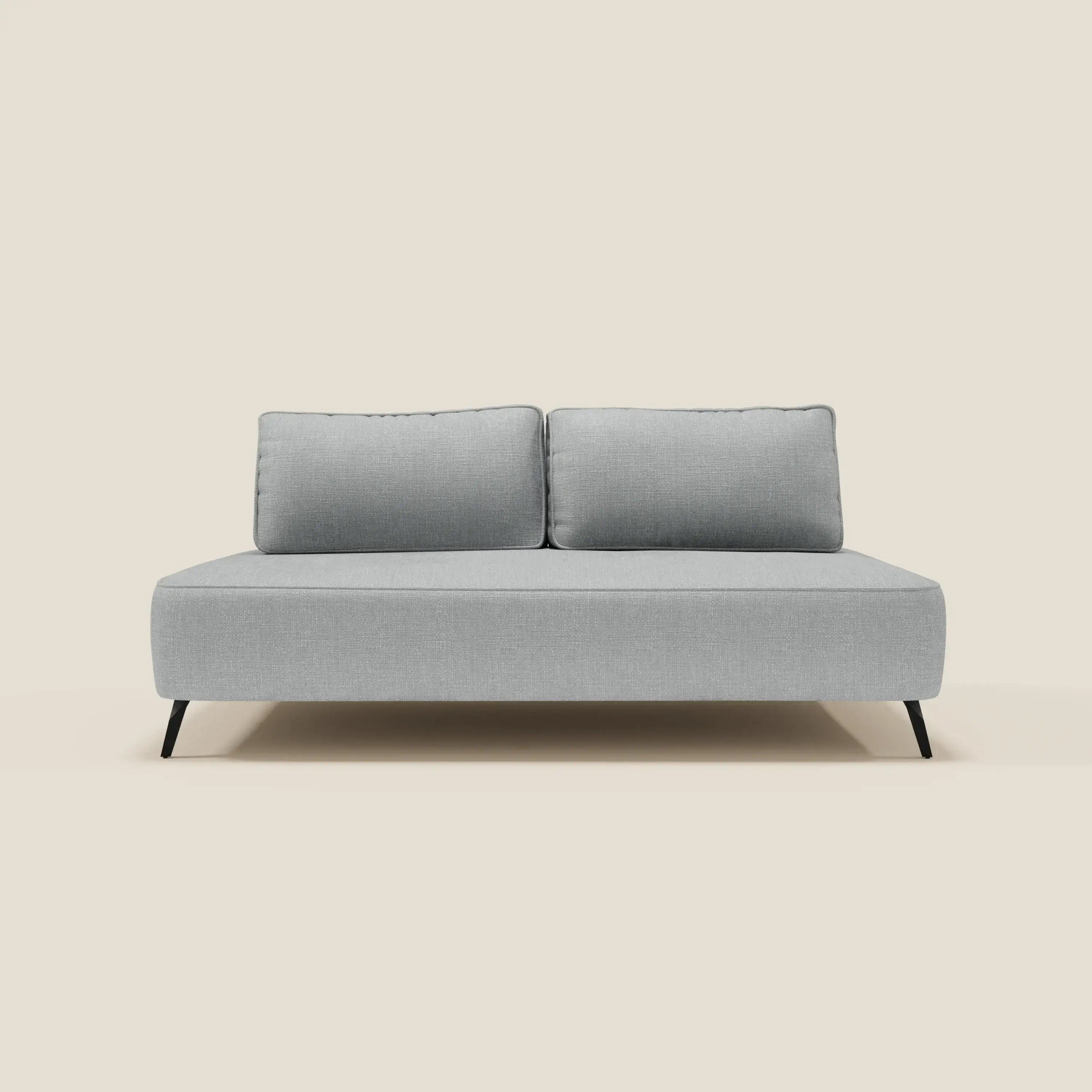 Il divano modulare Volta di Divani.Store, in raffinato tessuto ciniglia T06 ghiaccio, presenta schienali mobili, due cuscini rettangolari e gambe nere sottili: un design minimalista e contemporaneo su sfondo bianco.