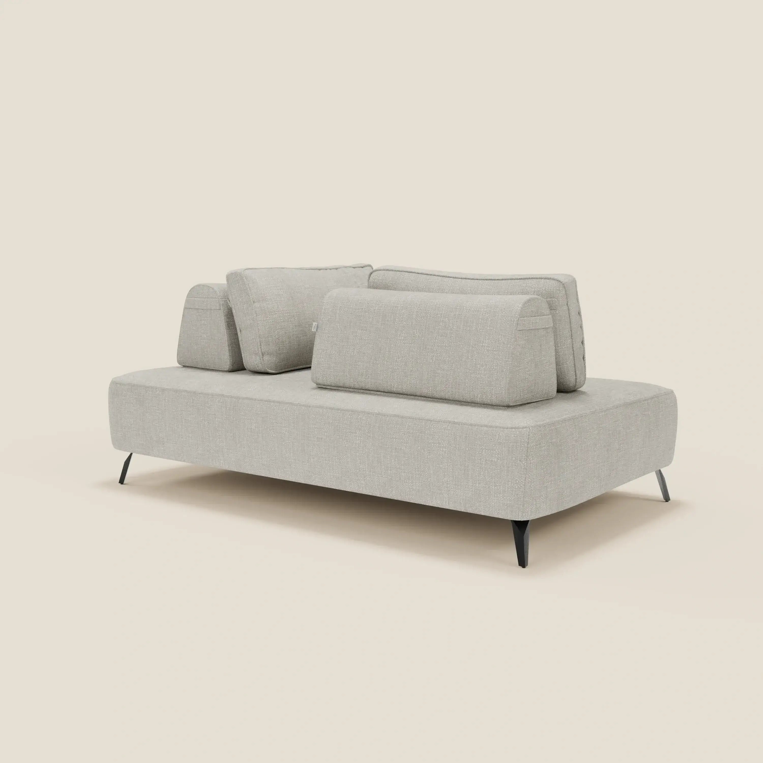 Il divano modulare Volta con schienali mobili in raffinato tessuto ciniglia T06 grigio chiaro di Divani.Store è caratterizzato da un design contemporaneo, linee pulite, profilo basso, gambe angolate nere e cuscini sfoderabili su sfondo bianco sporco.