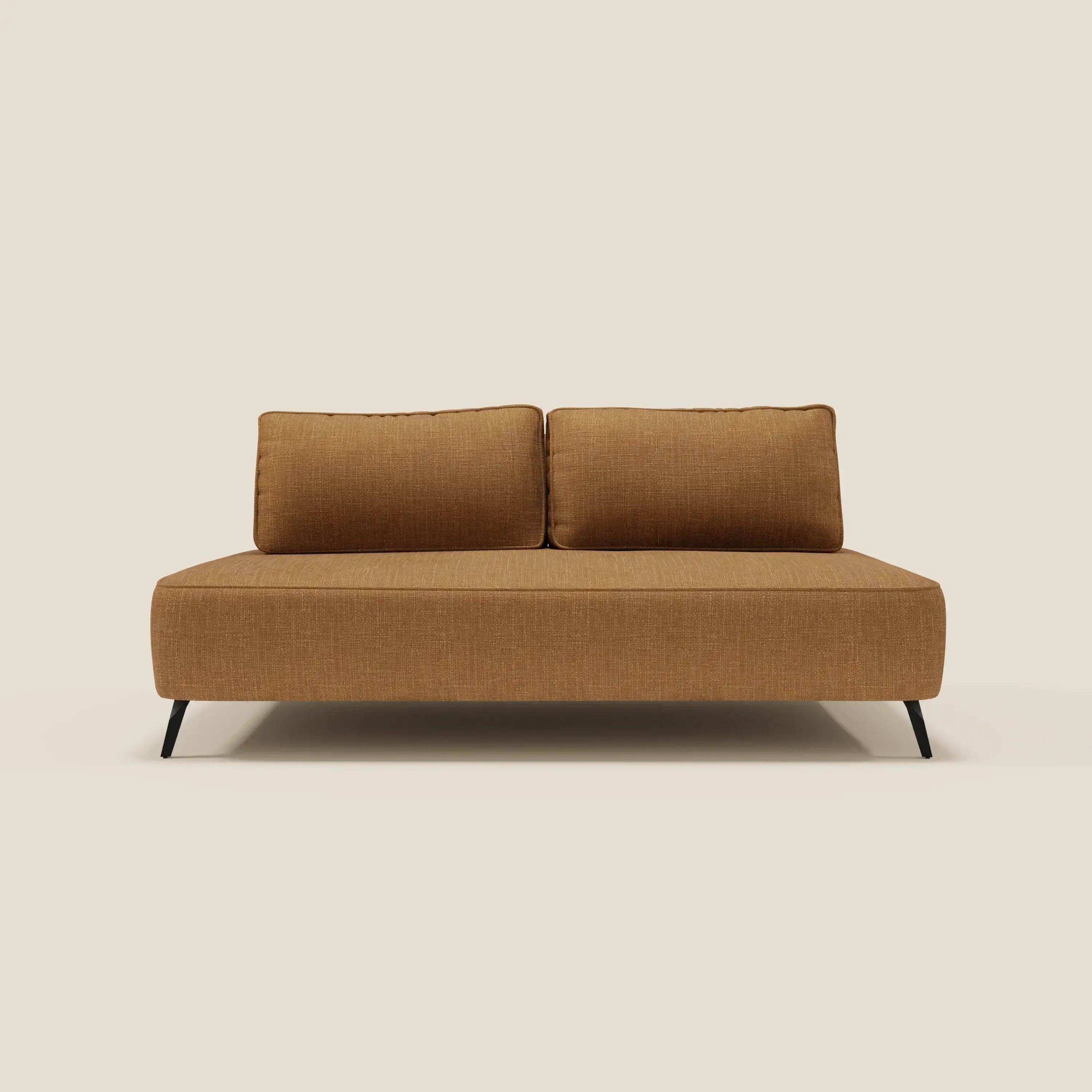 Il divano modulare Volta di Divani.Store è caratterizzato da schienali mobili e dal raffinato tessuto in ciniglia ocra T06, dal design contemporaneo, fotografato su uno sfondo beige chiaro.