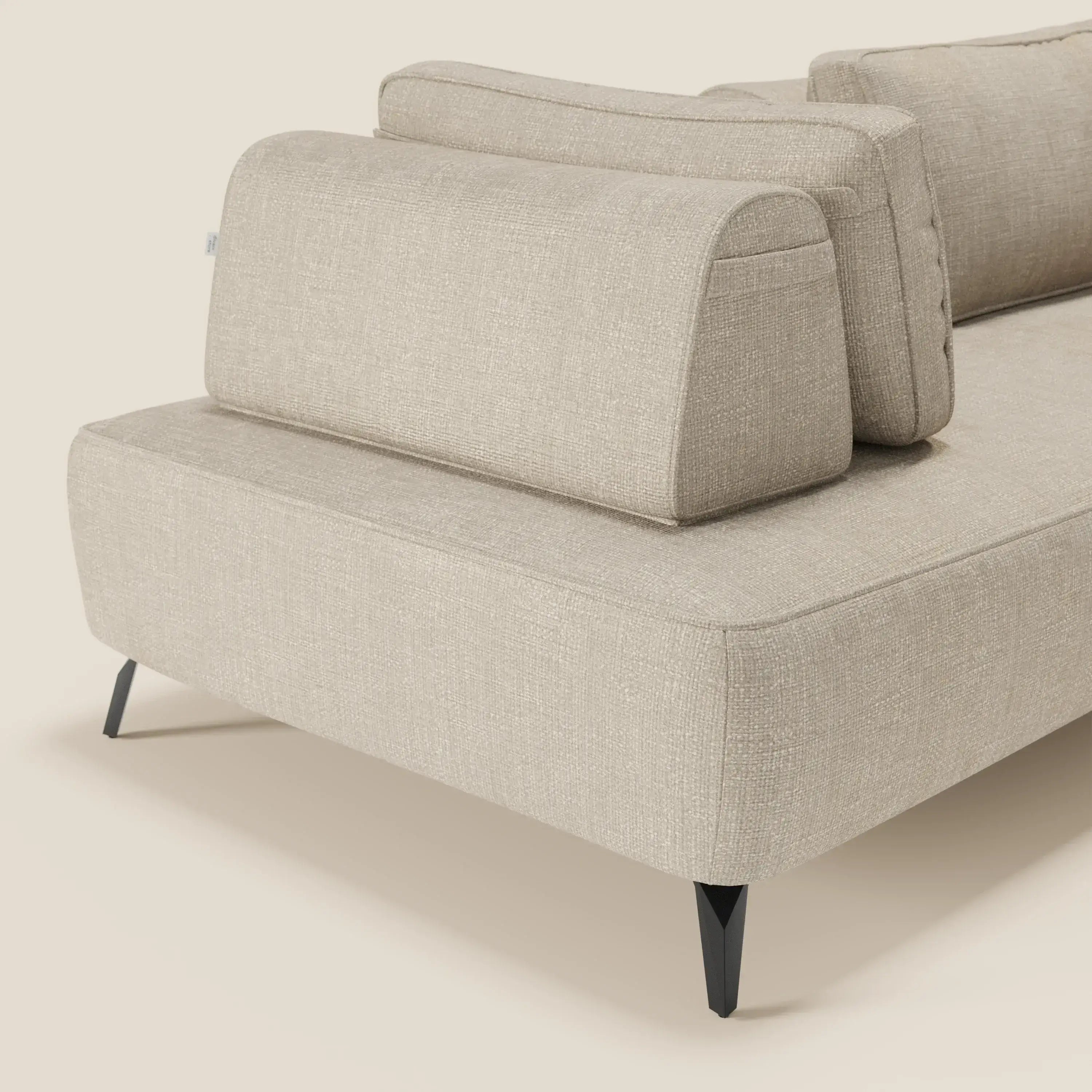 Primo piano del divano modulare Volta con schienali mobili in raffinato tessuto ciniglia T06 panna di Divani.Store, caratterizzato da linee pulite, gambe angolari nere e rivestimento in ciniglia bianco sporco per un look contemporaneo.