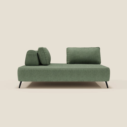 Il divano Volta modulare con schienali mobili in tessuto ciniglia T06 verde di Divani.Store ha un design minimalista e contemporaneo, gambe sottili in metallo nero, seduta bassa e due cuscini quadrati su sfondo beige.