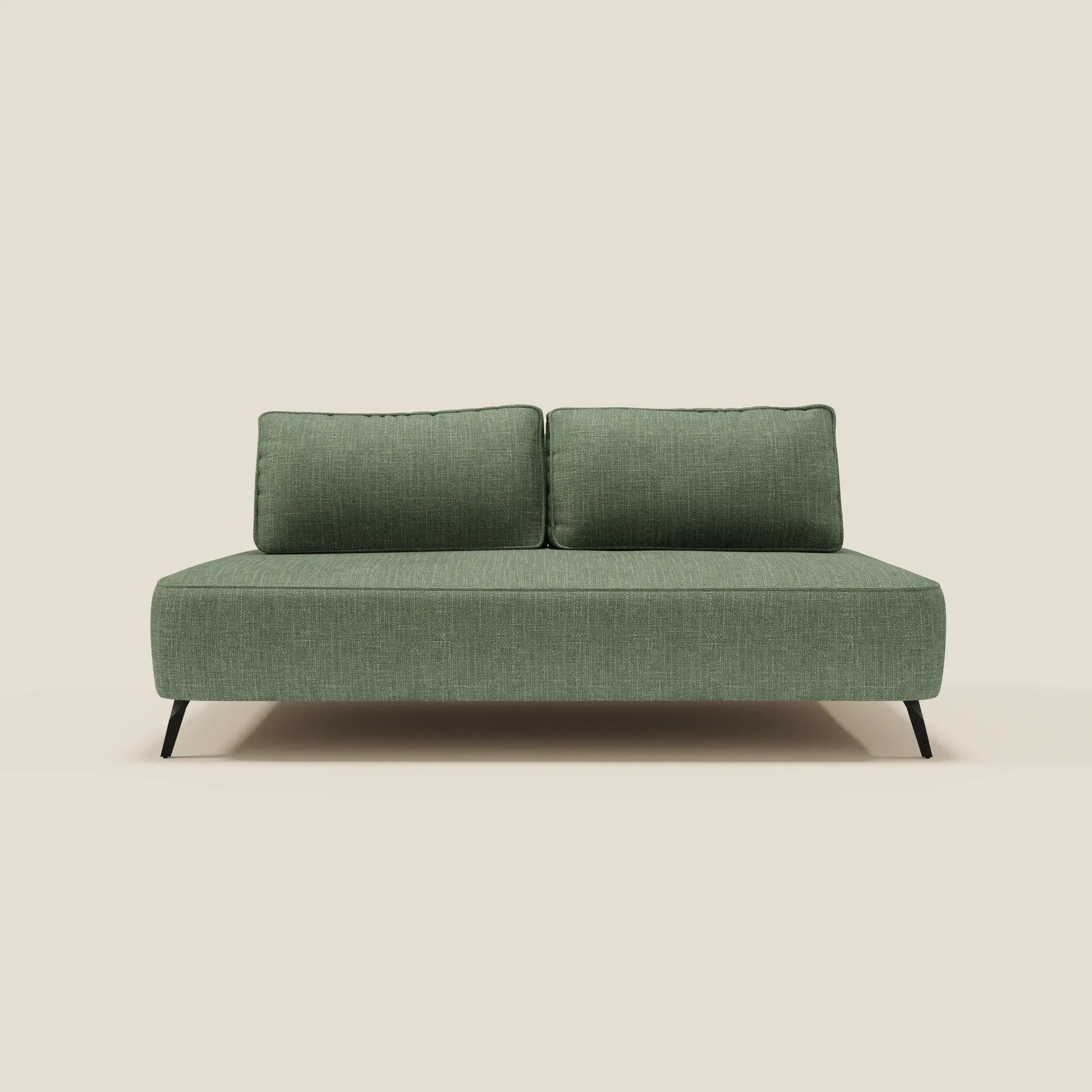 Il divano modulare Volta di Divani.Store, in tessuto ciniglia verde T06 con schienale mobile e sottili gambe nere, è caratterizzato da linee pulite e da un design minimalista. Due cuscini coordinati completano la sua eleganza contemporanea su uno sfondo beige chiaro.