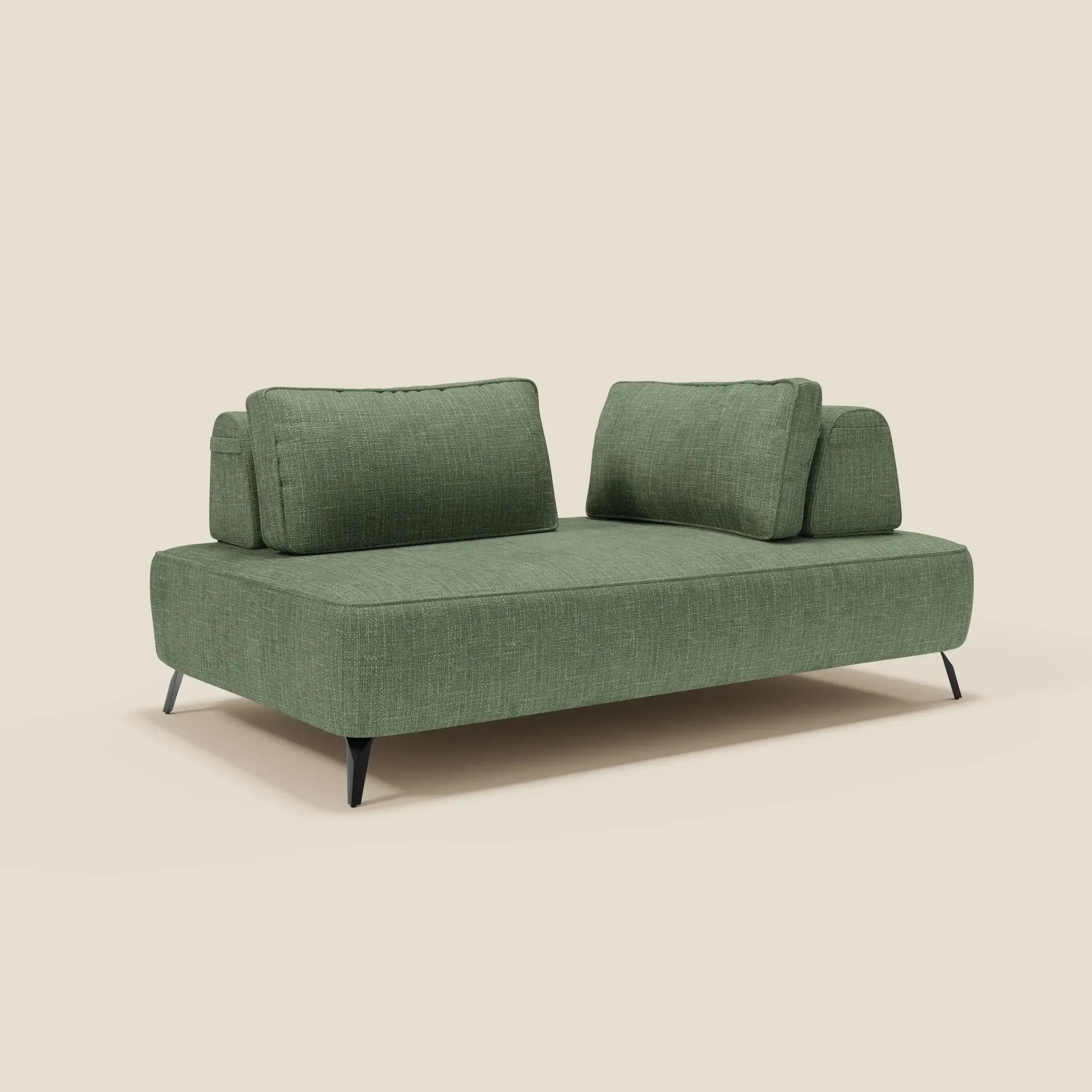 Il divano modulare Volta di Divani.Store, in raffinato tessuto ciniglia T06 verde con schienali mobili, braccioli bassi e gambe nere inclinate, presenta un design contemporaneo e minimalista con una delicata texture.