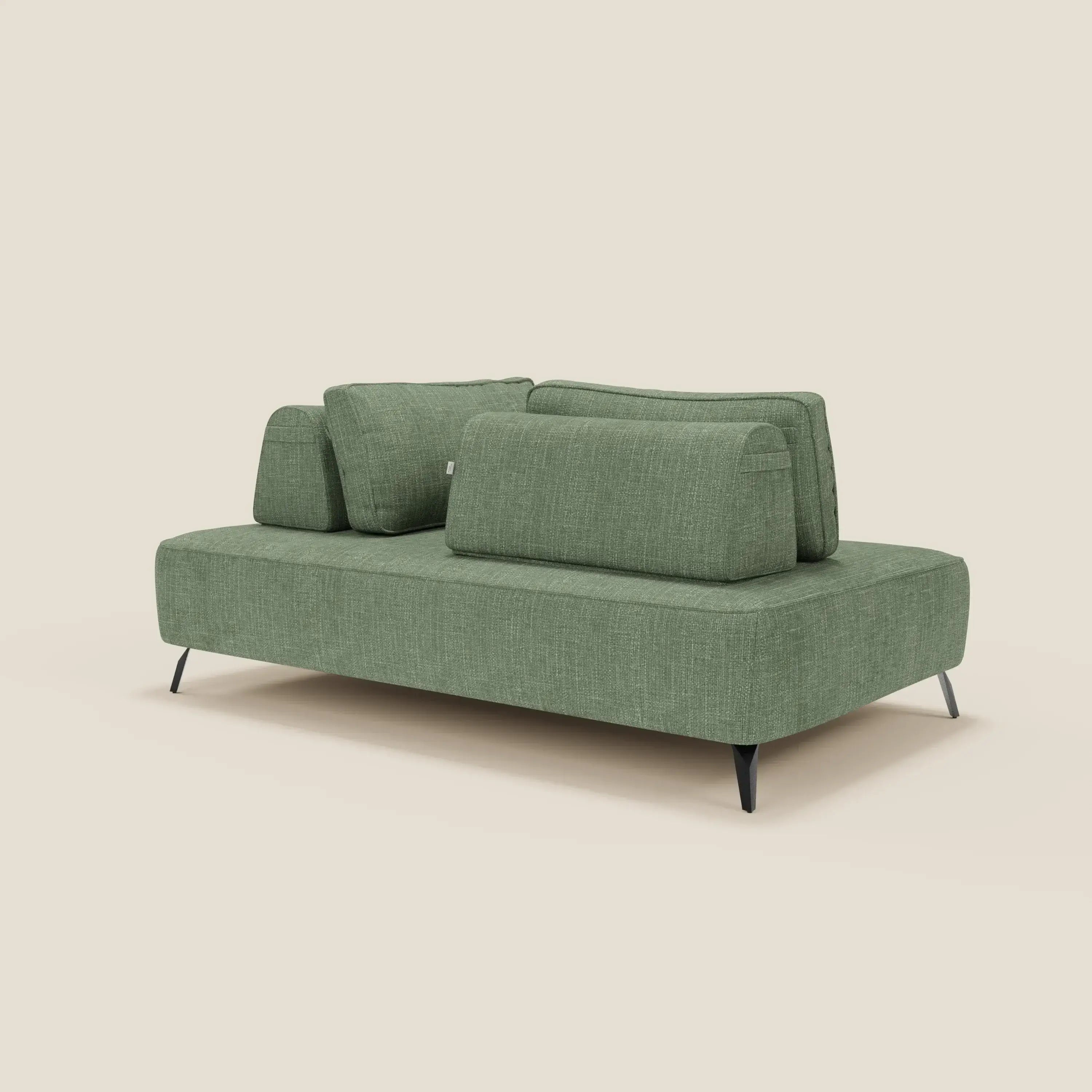 Il divano Volta modulare con schienali mobili in raffinato tessuto ciniglia T06 verde di Divani.Store presenta linee pulite, tre cuscini, gambe nere inclinate e comfort su misura in stile minimalista contemporaneo.