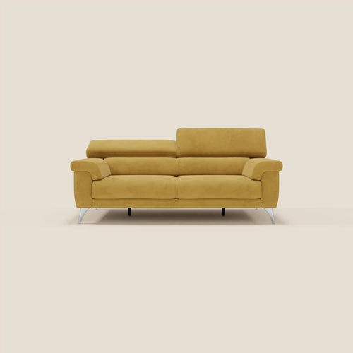 Il divano Raffaello di Divani.Store è un biposto compatto e moderno in microfibra smacchiabile T11 giallo senape, caratterizzato da sedute allungabili, poggiatesta reclinabili, braccioli regolabili, cuscini in feltro e sottili gambe metalliche su sfondo beige.