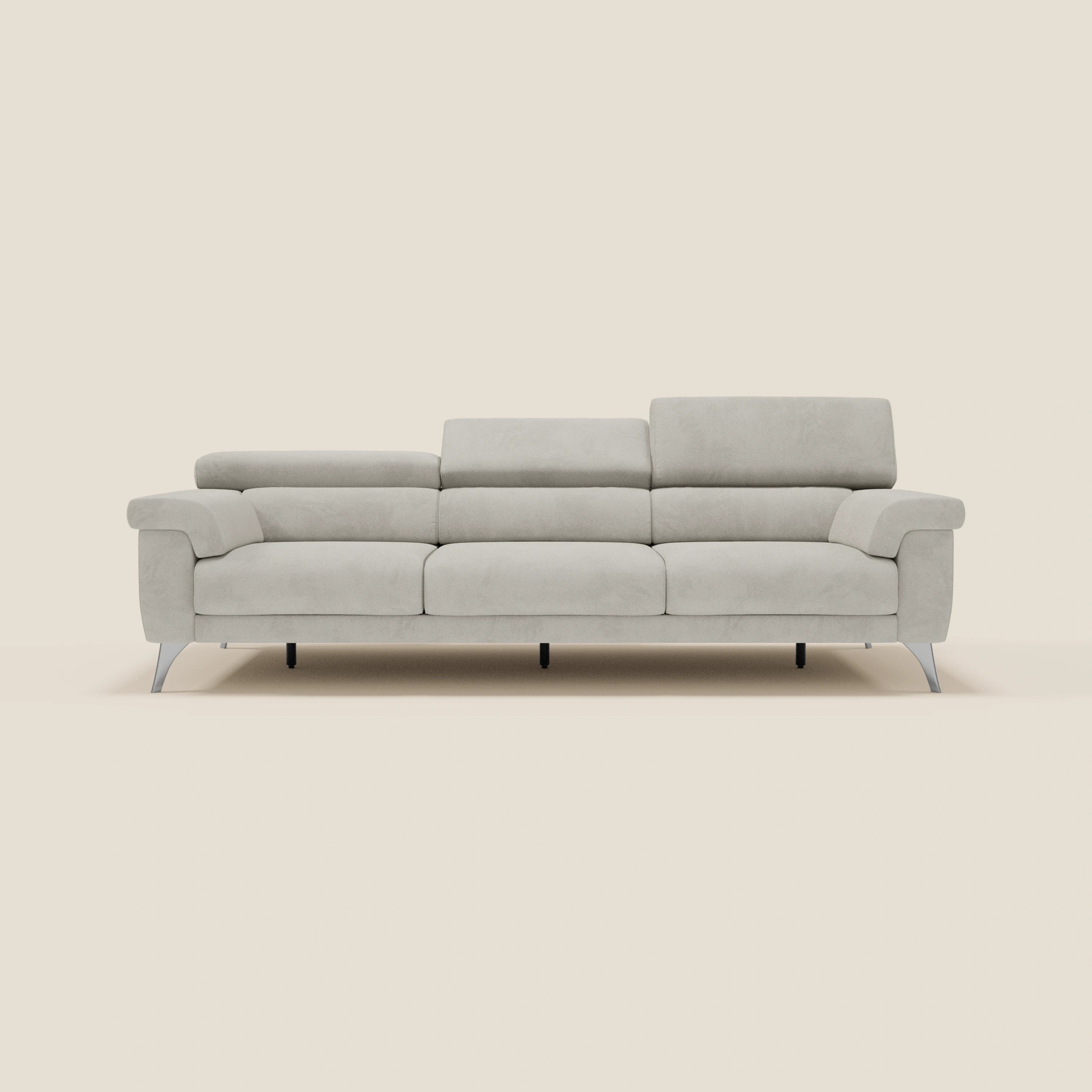 Il divano Raffaello di Divani.Store, in smacchiabile microfibra T11 panna, è caratterizzato da 3 sedute allungabili, poggiatesta reclinabili ed eleganti gambe in metallo: una scelta contemporanea e confortevole per il vostro spazio abitativo.