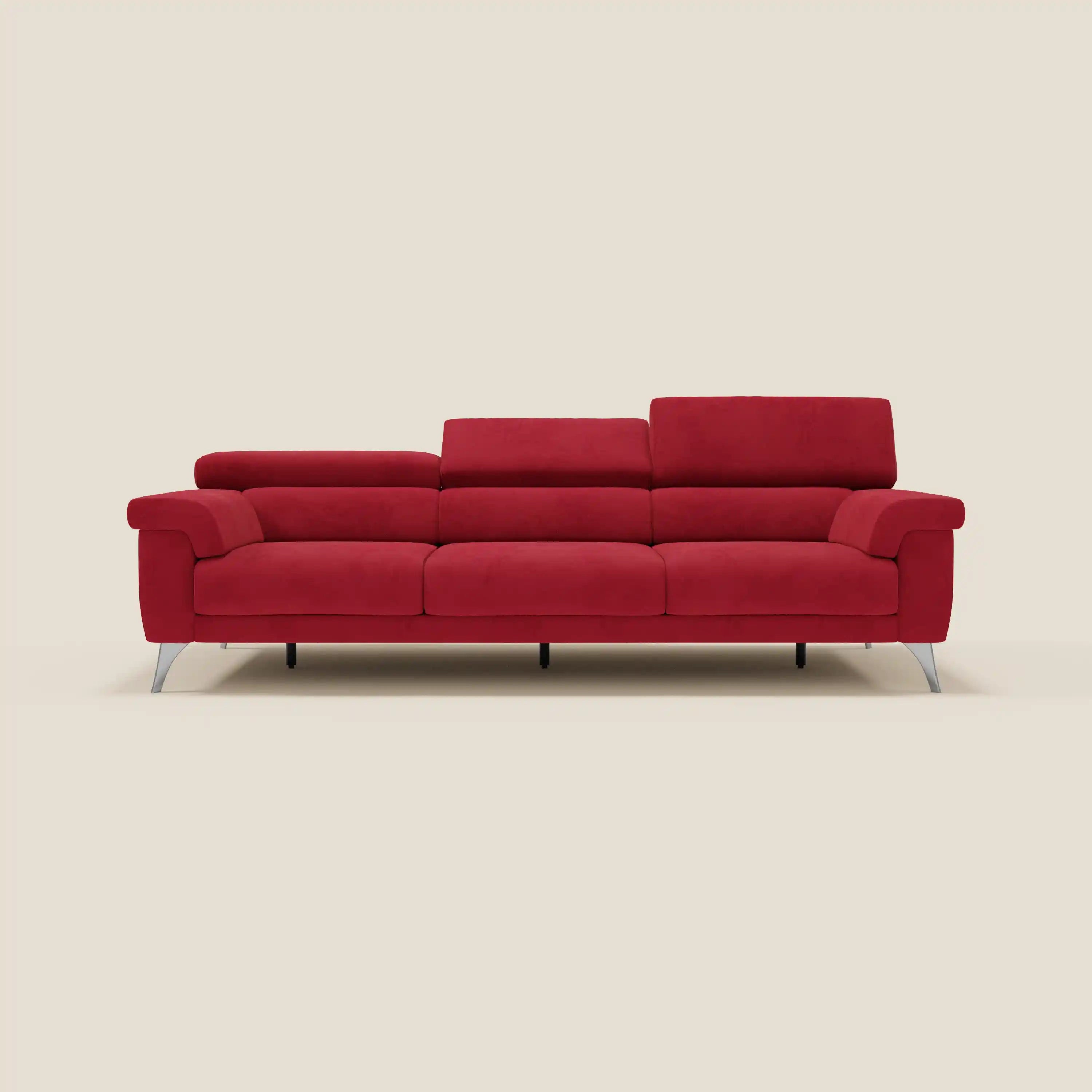 Il divano Raffaello di Divani.Store in microfibra antimacchia rossa T11 è caratterizzato da 3 sedute allungabili, poggiatesta reclinabili, braccioli morbidi, linee eleganti e gambe in metallo: un design italiano moderno che conferisce eleganza contemporanea a qualsiasi spazio.