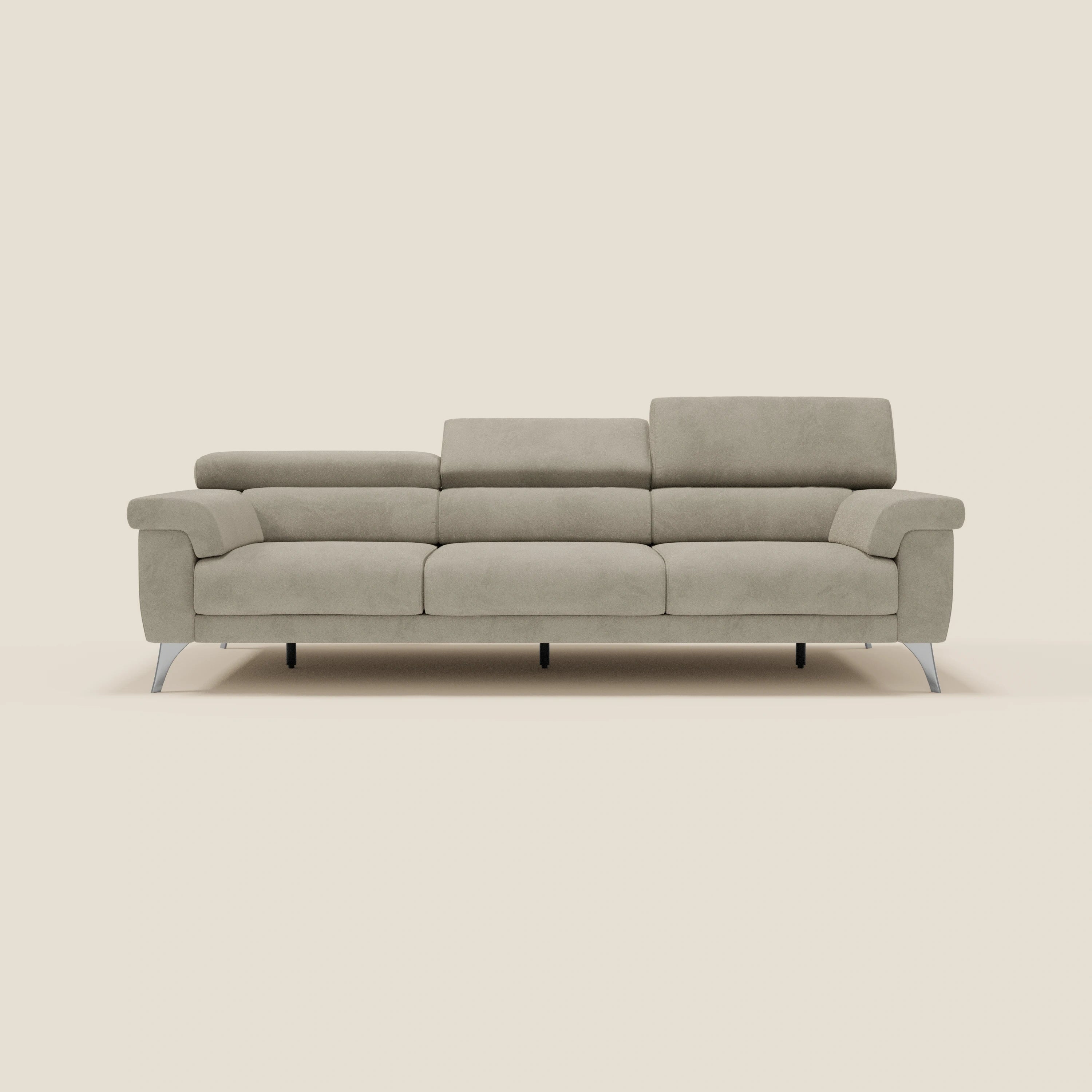 Un divano contemporaneo Divani.Store Raffaello con 3 sedute allungabili, poggiatesta reclinabili e smacchiabile T11 tortora microfibra. Il design minimalista esalta il comfort e lo stile su uno sfondo crema.