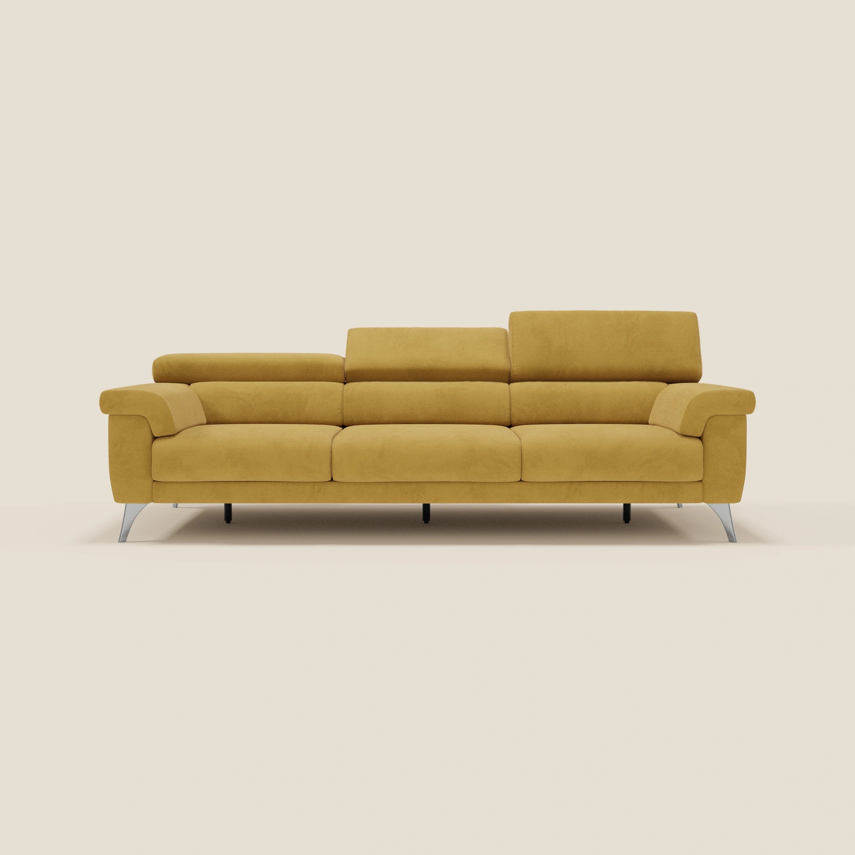 Il divano Raffaello di Divani.Store è un moderno 3 posti in microfibra antimacchia giallo T11, con poggiatesta regolabili, sedute allungabili ed eleganti gambe in metallo su uno sfondo crema per un design italiano minimalista.