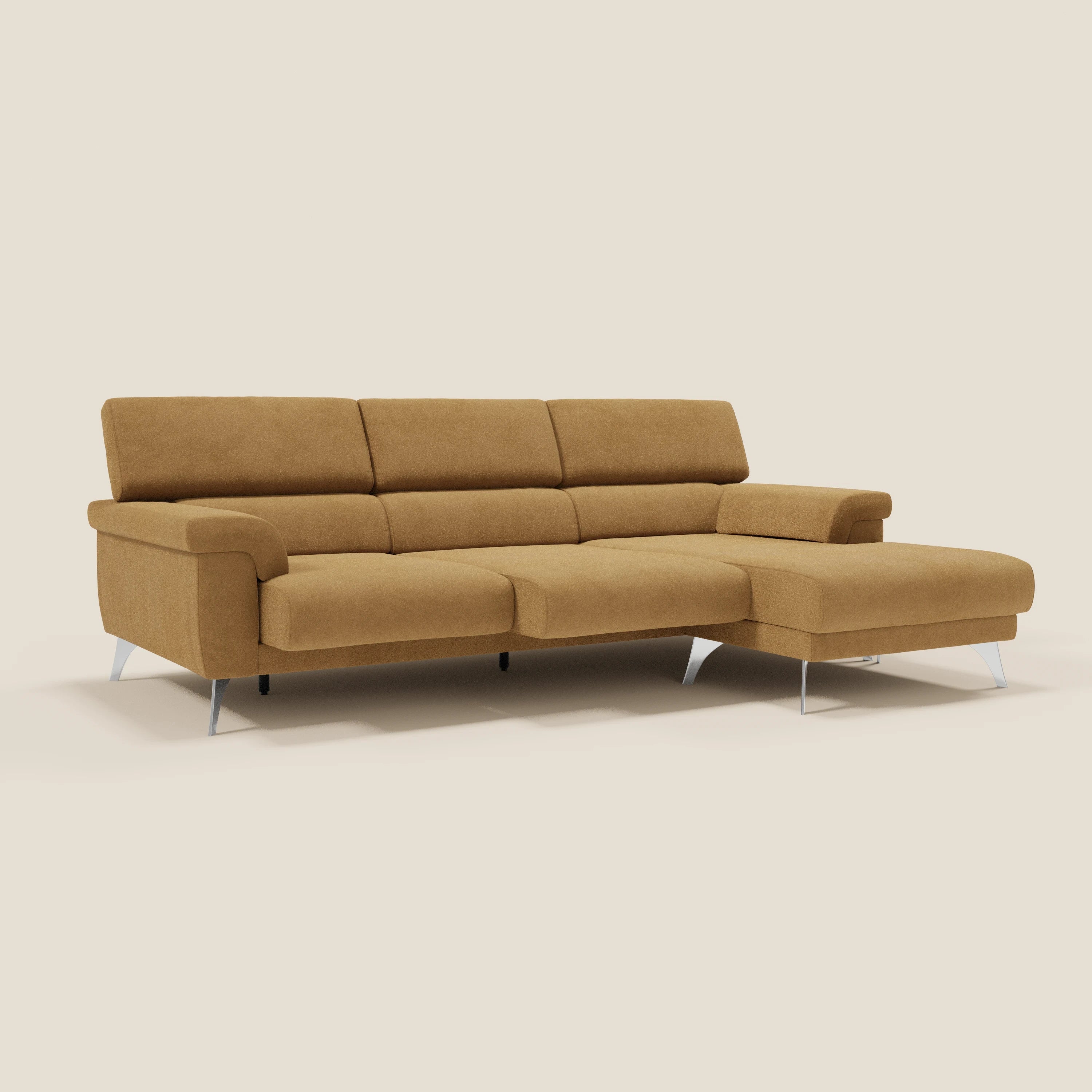 Il Raffaello Divano angolare di Divani.Store è caratterizzato da sedute scorrevoli, poggiatesta regolabile e rivestimento in microfibra antimacchia T11 cuoio, con chaise longue destra, su sfondo beige chiaro.