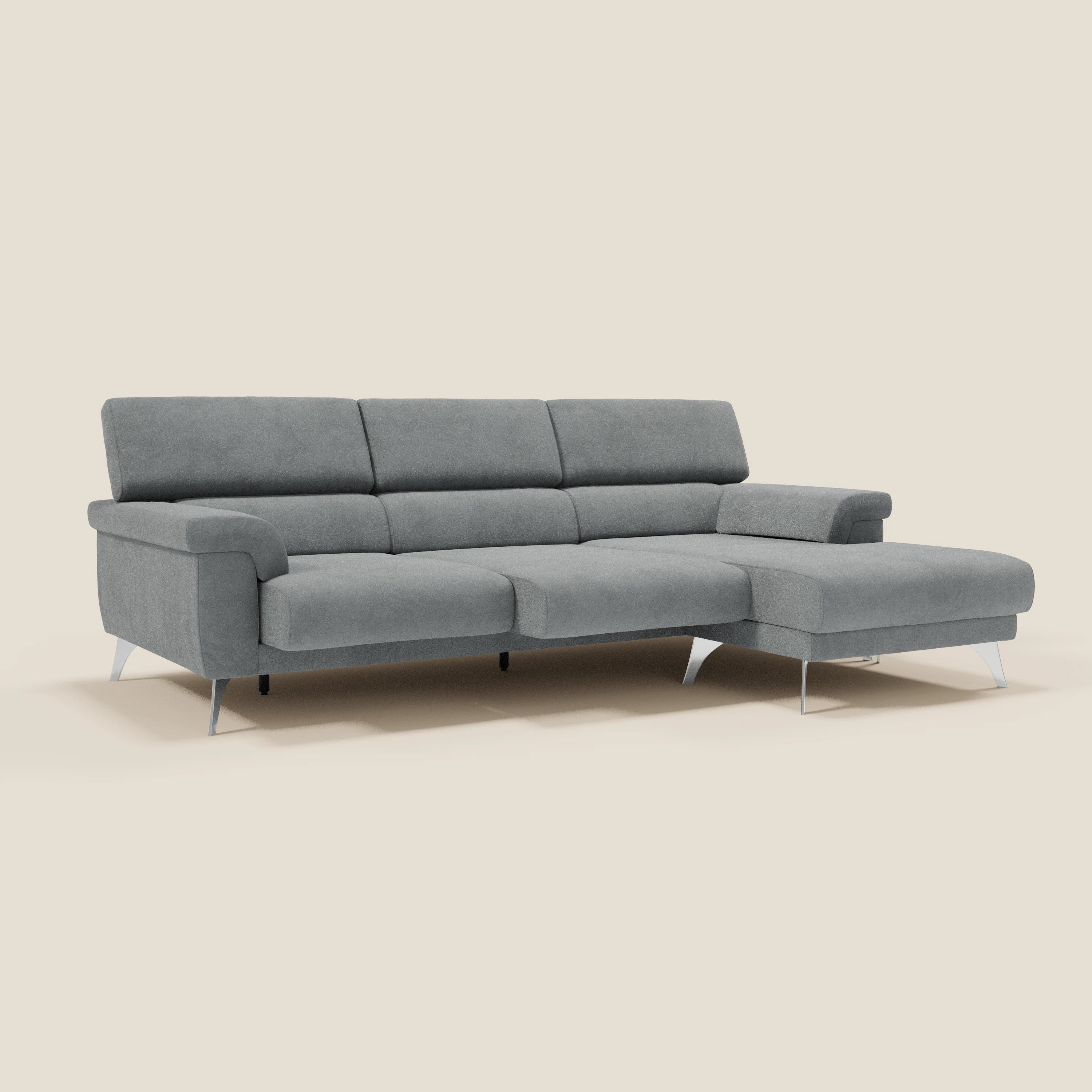 Il Raffaello Divano angolare di Divani.Store in microfibra smacchiabile grigio T11 è caratterizzato da sedute scorrevoli, poggiatesta regolabili, gambe sottili in metallo e chaise lounge destra, il tutto su uno sfondo beige chiaro.