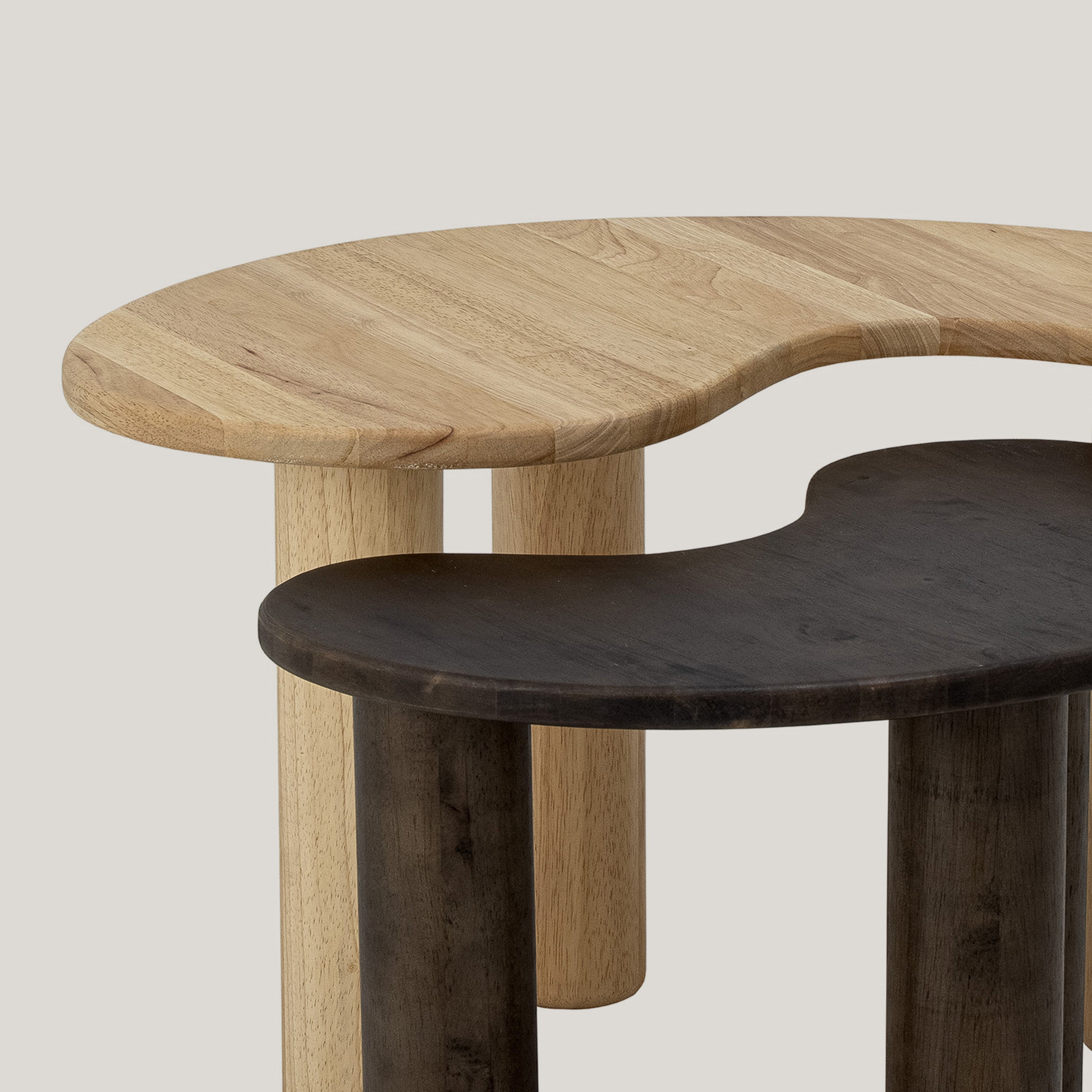 Luppa tavolino in legno scuro di caucciù dalla forma organica - divani.store