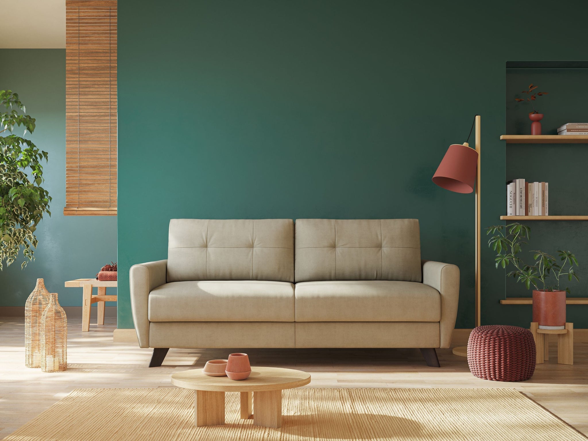 Un soggiorno minimalista con un divano beige contro una parete verde scuro, un tavolino rotondo in legno, decorazioni in terracotta, una lampada da terra intrecciata, una pianta sospesa e scaffali in legno con piante e libri.