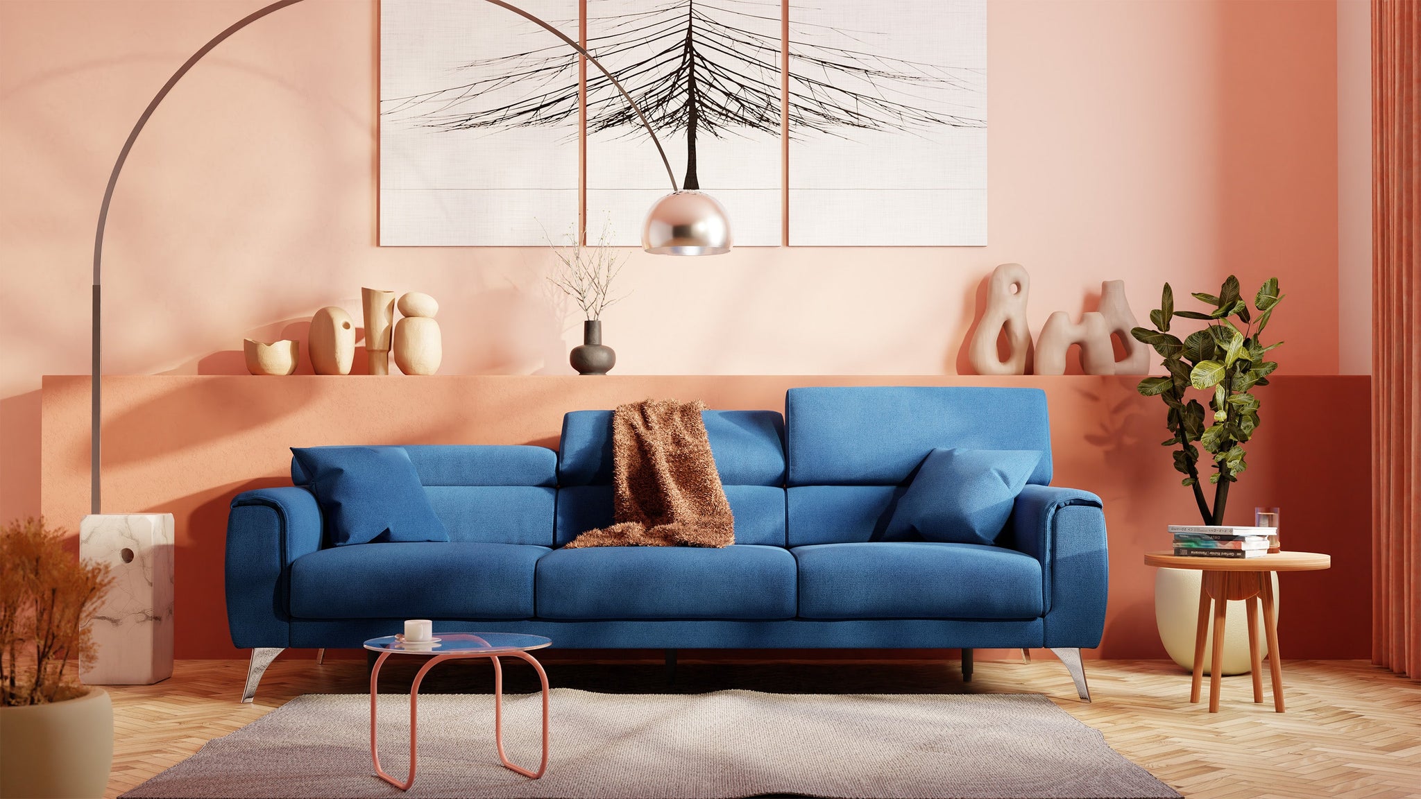 Un soggiorno elegante con un divano blu, una coperta marrone e una moderna lampada da terra ad arco. Le pareti sono color pesca con arte astratta. Oggetti decorativi e una pianta sono appoggiati su una sporgenza, con un tavolino accanto.