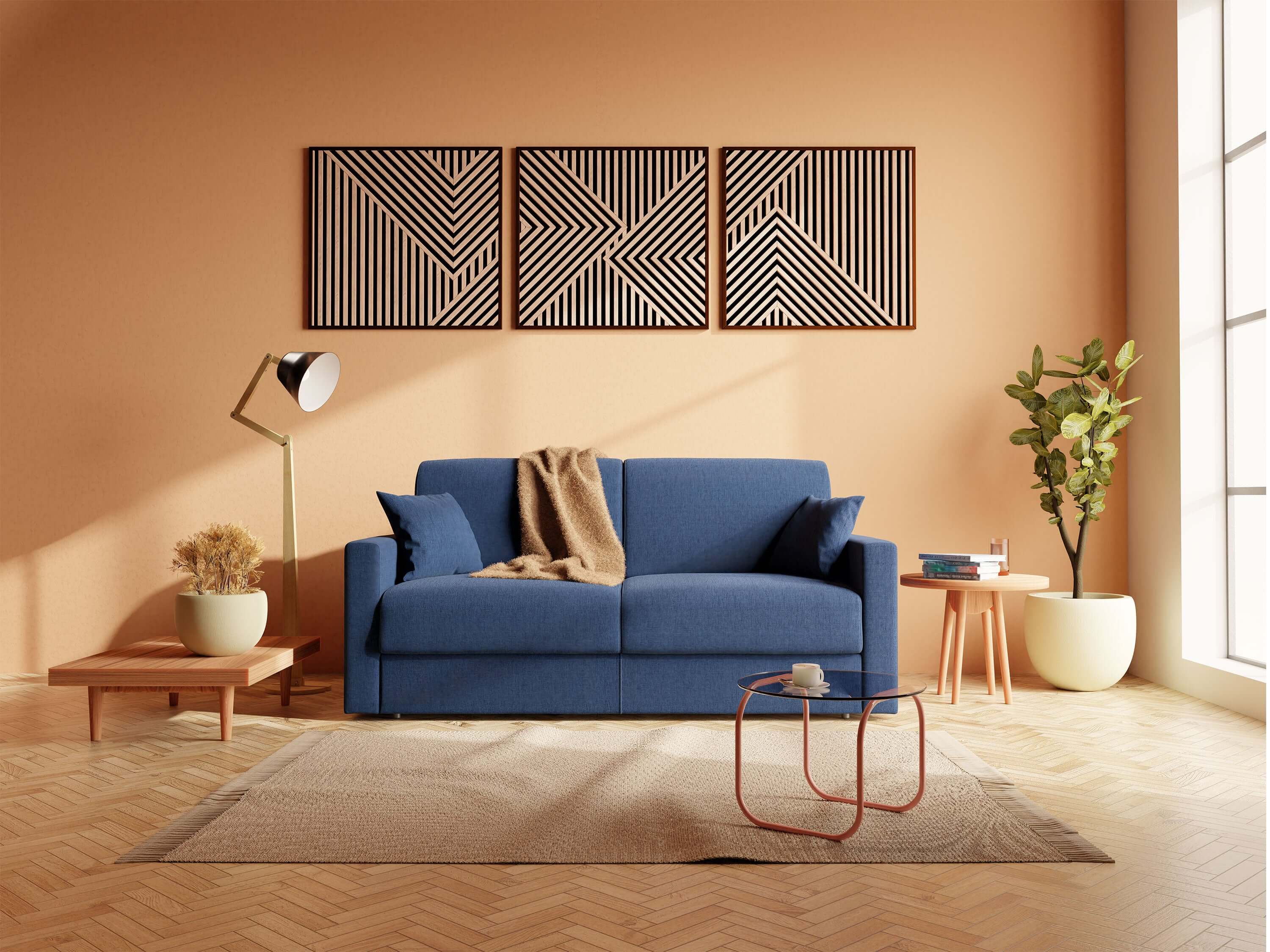 Un soggiorno moderno con un divano blu, una coperta abbronzata e un'opera d'arte geometrica. Una lampada da terra, una pianta in vaso, tavoli in legno con libri e un tappeto completano questo spazio accogliente e luminoso con pareti color pesca.