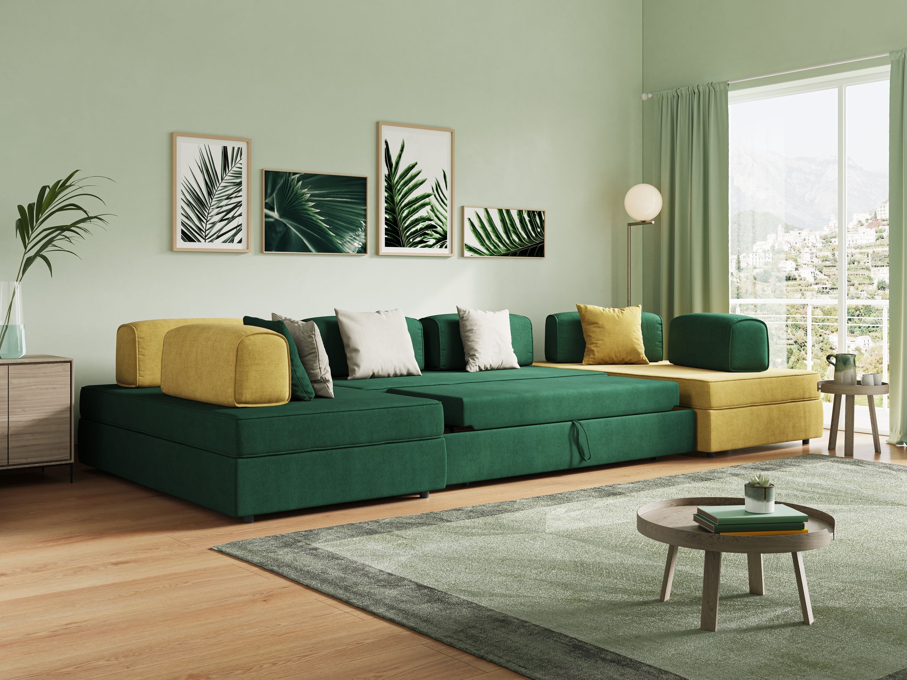 Un soggiorno moderno con un divano componibile verde e giallo, un tappeto verde, un tavolino rotondo, un'opera d'arte con foglie sulla parete, una pianta in vaso, una lampada da terra e una grande finestra con tende trasparenti e vista panoramica.