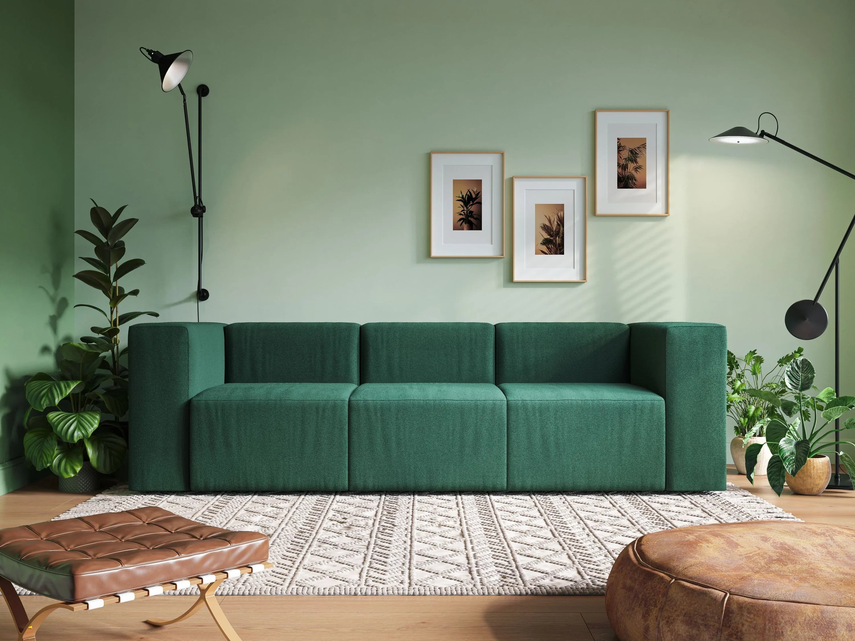 Un soggiorno moderno con un divano verde squadrato, un tappeto a fantasia, un pouf marrone, piante rigogliose, due lampade da terra nere e tre stampe botaniche incorniciate su una parete verde tenue.