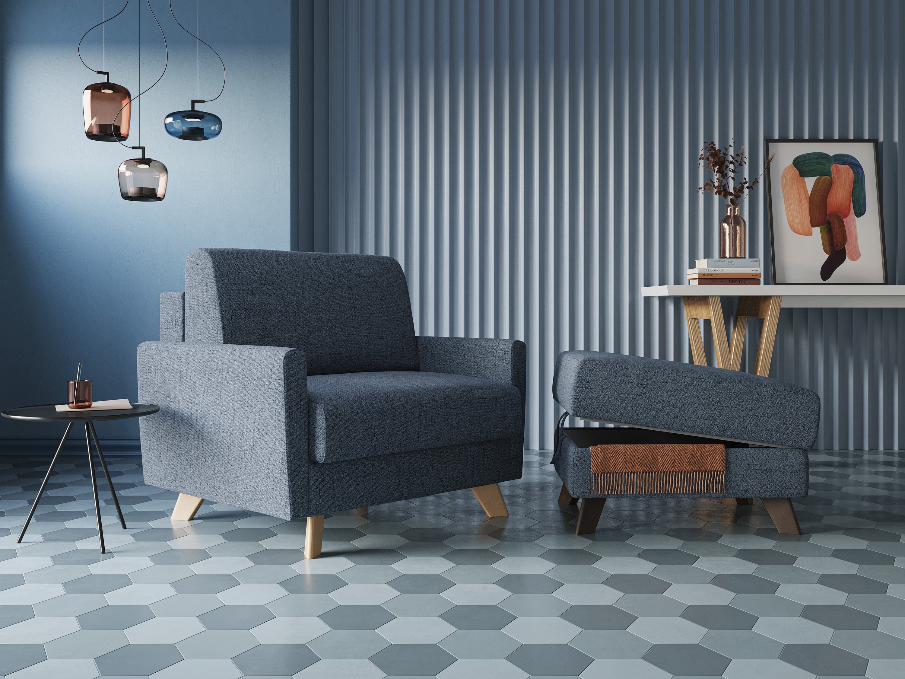 Una moderna poltrona blu con gambe in legno è affiancata da un pouf con coperchio rialzato, che rivela un vano contenitore interno. Lampade a sospensione, opere d'arte astratte e pavimenti in piastrelle geometriche completano l'elegante ambiente.