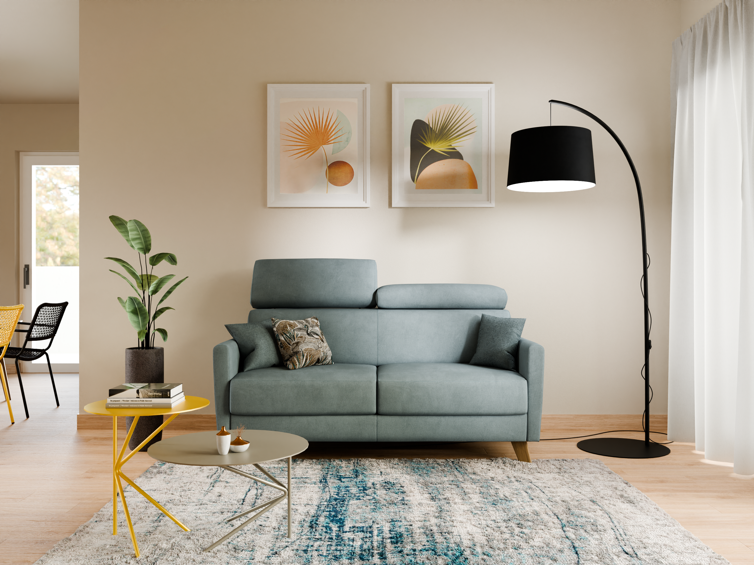 Un soggiorno moderno con un divano azzurro, un'opera d'arte astratta sopra di esso, una lampada da terra nera, una pianta verde, un tavolino giallo, un tavolino rotondo e un tappeto a motivi blu su pavimento in legno.