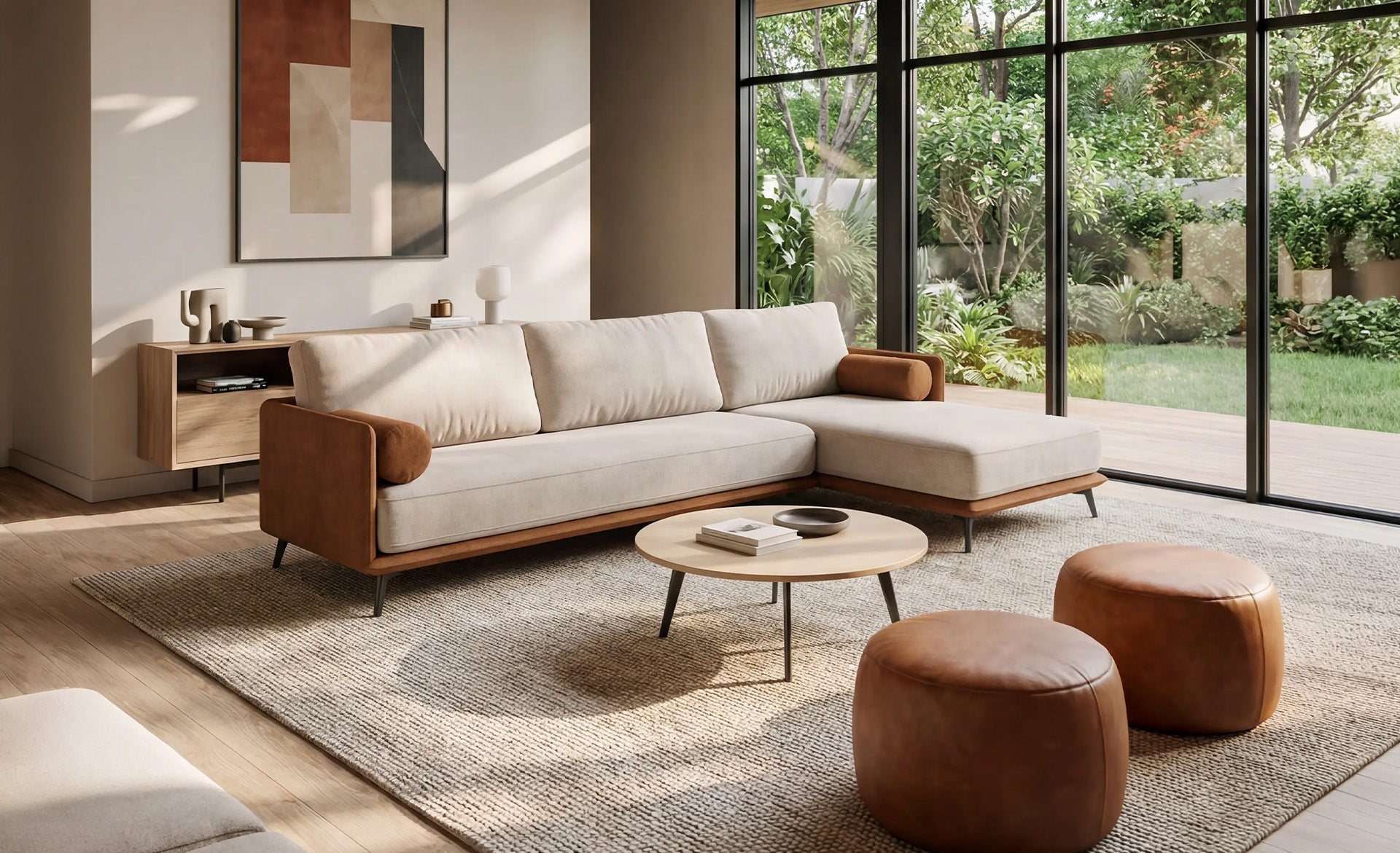 Soggiorno moderno con divano componibile beige, due pouf in pelle marrone, tavolino rotondo in legno, grandi finestre con vista sul giardino e opere d'arte astratta sulla parete sopra una credenza.