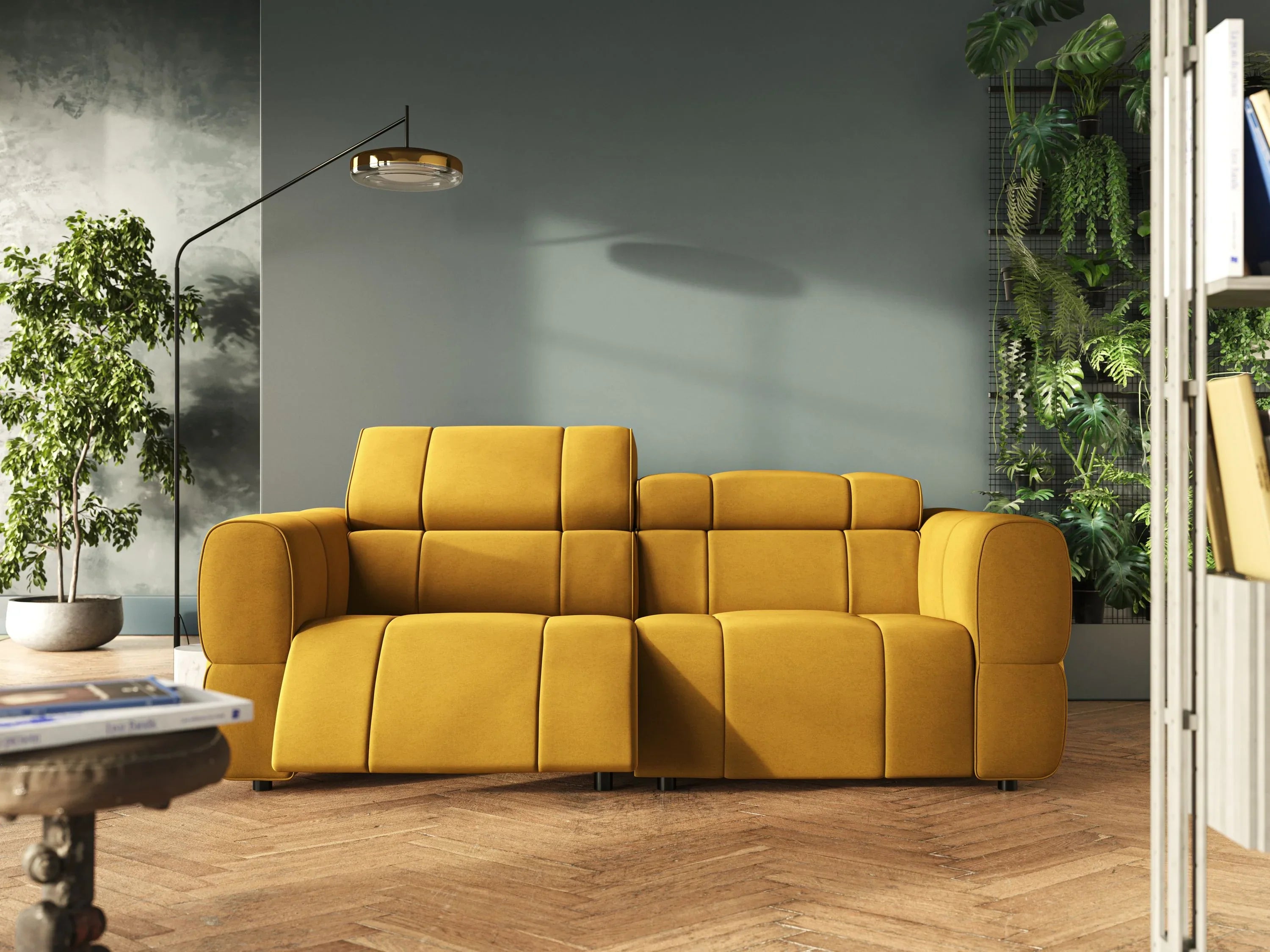 Un soggiorno moderno con un divano giallo senape, pavimento in parquet, una pianta alta, una lampada da terra, un giardino verticale sulla parete e scaffali con libri; la luce del sole penetra a fiotti, creando un'atmosfera accogliente.