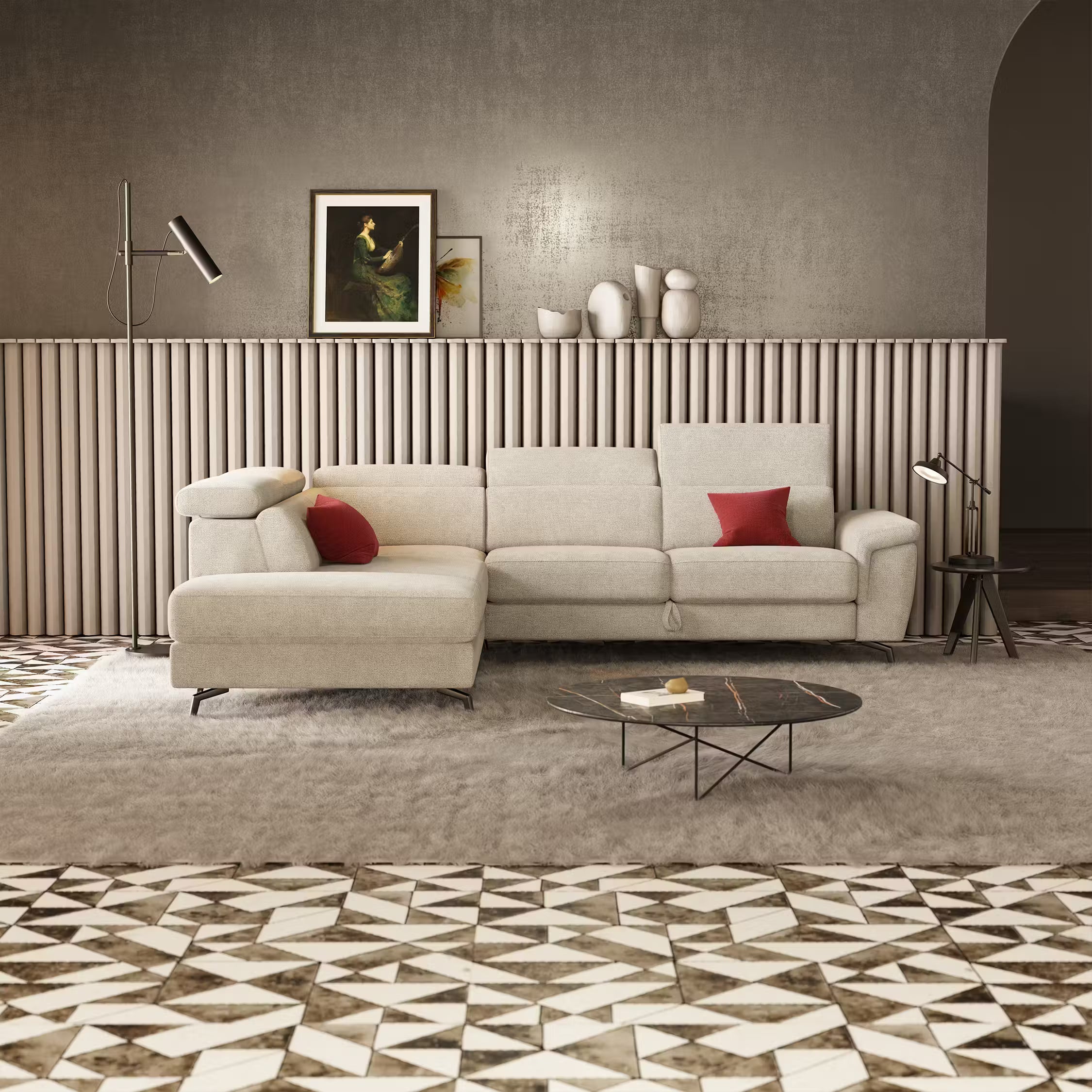 Un moderno divano componibile a L di colore marrone con poggiatesta regolabili, braccioli a basso profilo e sottili gambe in metallo nero, su un semplice sfondo color crema.