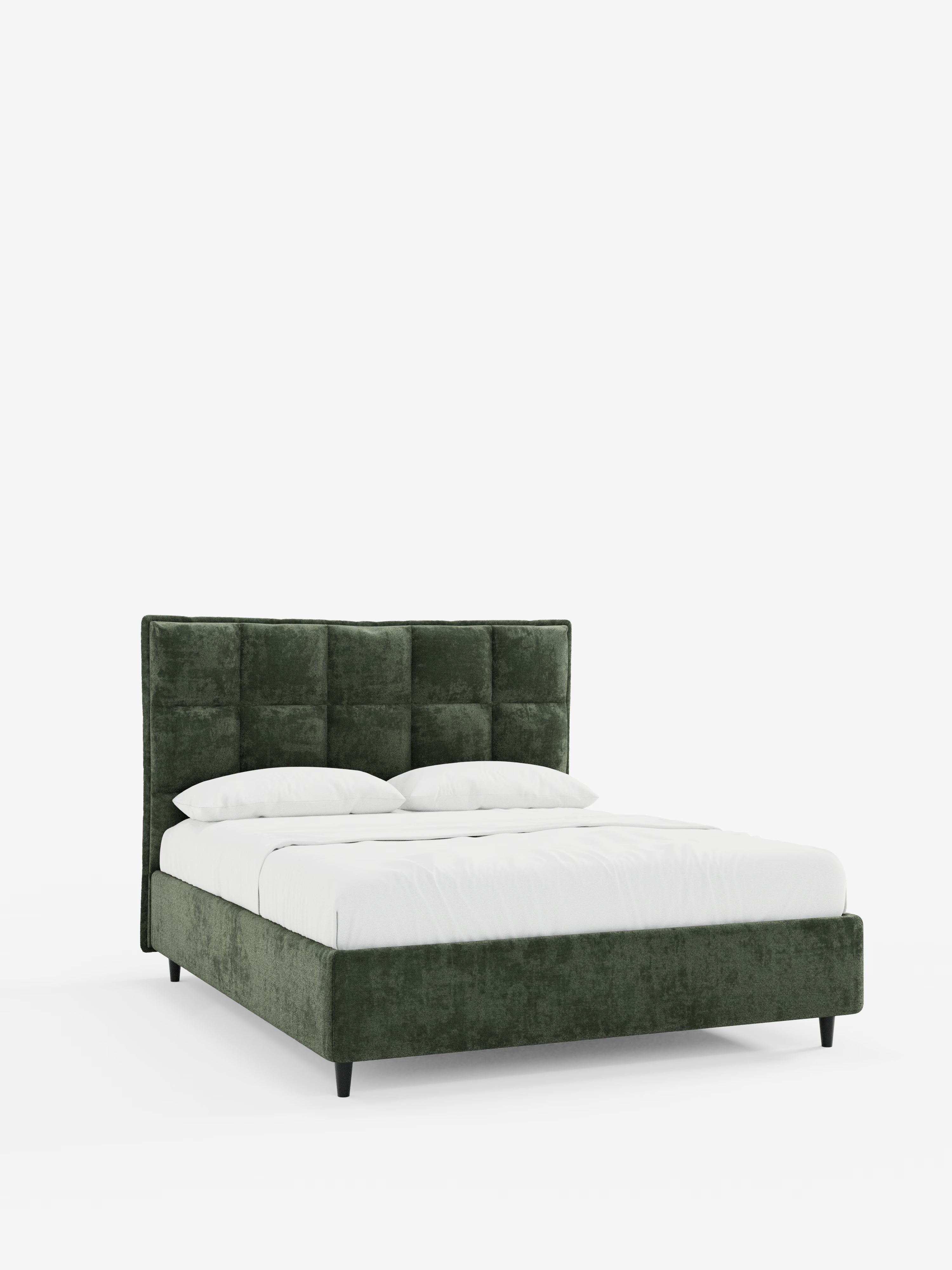 Il letto imbottito AURO con contenitore e testiera capitonné alta in ciniglia Oeko-Tex® di Letti.store è un letto moderno con testiera imbottita capitonné di colore verde e struttura caratterizzata da un’elegante testiera alta capitonné. Questo letto dal profilo basso poggia su corte gambe nere ed è rifinito con biancheria da letto bianca e due cuscini, che risaltano su uno sfondo bianco a tinta unita.