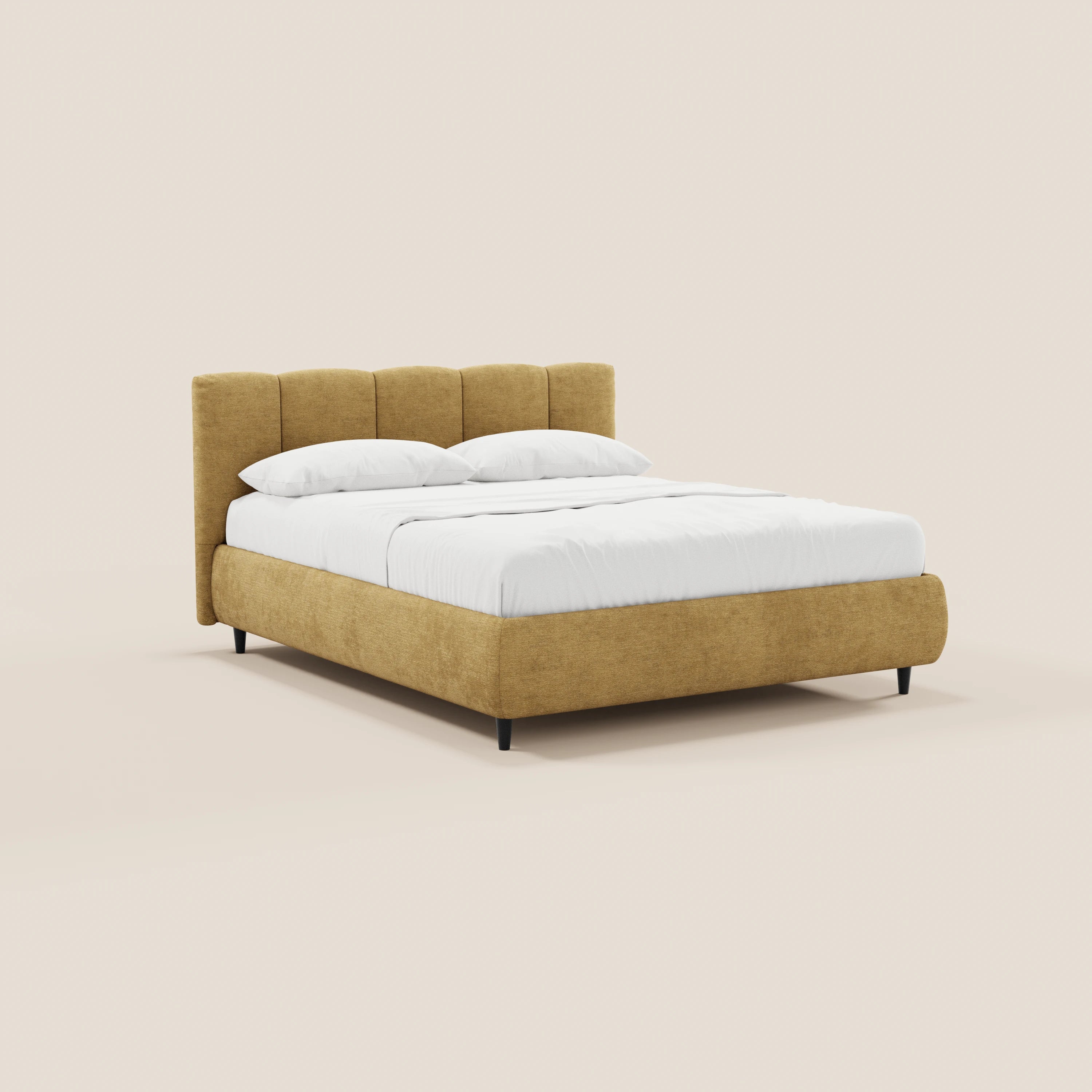 Il letto imbottito ARKAM di Letti.store è caratterizzato da un tessuto giallo senape certificato Oeko-Tex®, una testiera alta a pannelli verticali, gambe basse nere, biancheria da letto bianca con due cuscini e un design shabby chic su uno sfondo beige chiaro.