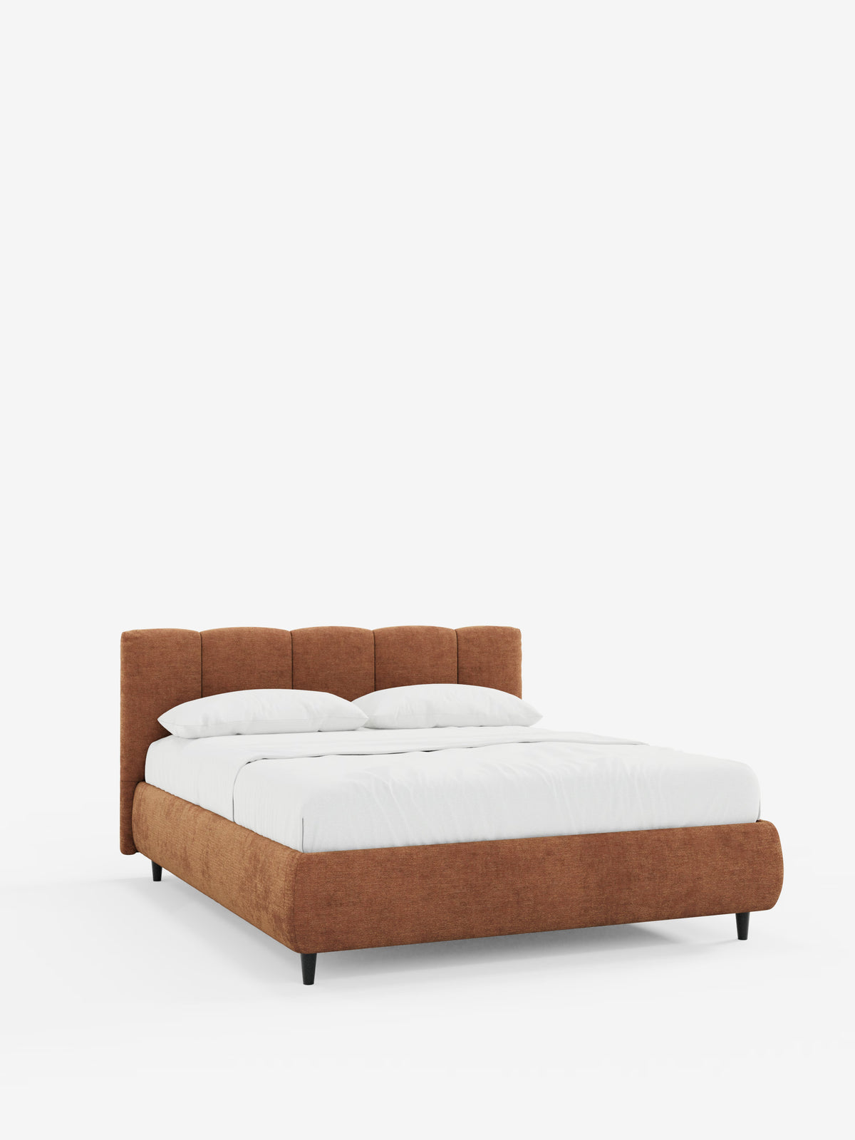 Un letto contemporaneo firmato Letti.store: il letto imbottito ARKAM presenta una struttura bassa rivestita in colore ruggine e una testiera imbottita con cuciture verticali in tessuto certificato Oeko-Tex®, dal design shabby chic. Il letto è elegantemente rivestito con biancheria da letto di un bianco candido e due cuscini, il tutto su uno sfondo bianco a tinta unita che mette in risalto le linee pulite e lo stile moderno di questo letto contenitore.