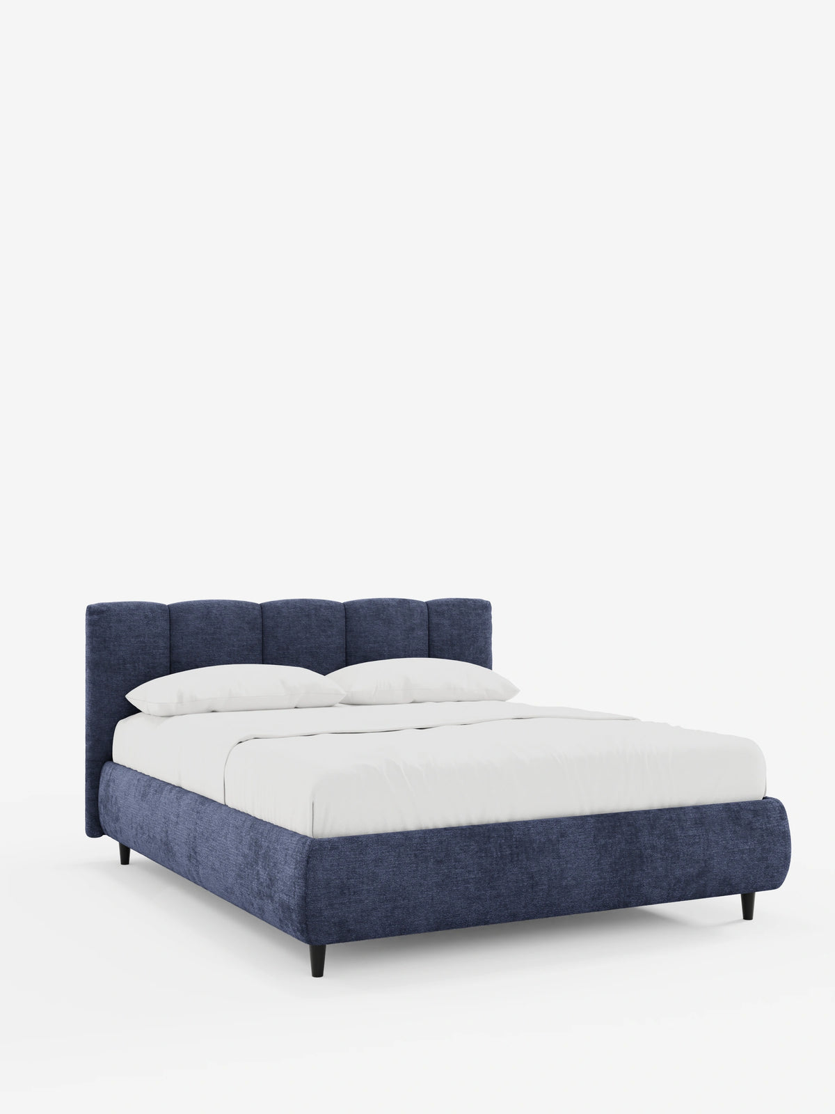 ARKAM, letto imbottito con contenitore e testiera a lavorazione verticale in tessuto blu scuro con cuciture verticali, rivestito con lenzuola bianche e poggiato su sottili gambe scure su sfondo bianco.