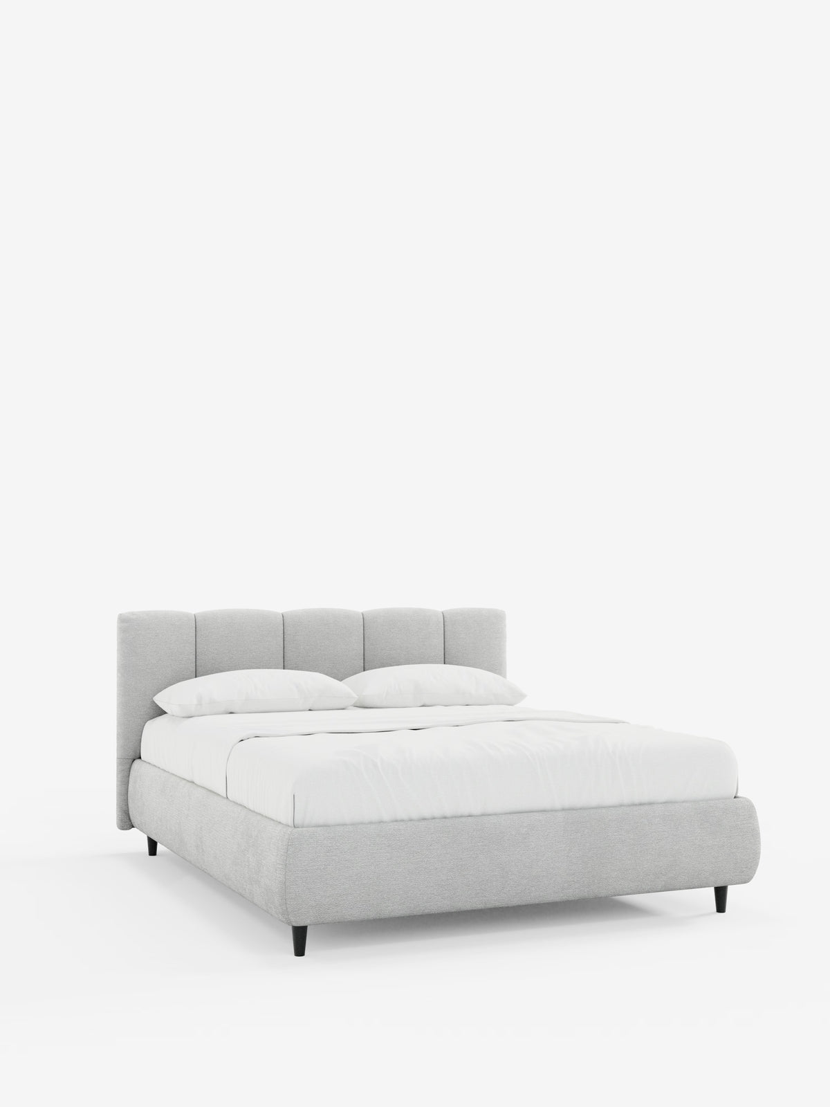 L'elegante letto imbottito ARKAM con contenitore e testiera a cuciture verticali di Letti.store presenta una struttura in tessuto grigio chiaro certificato Oeko-Tex® e una testiera imbottita con cuciture verticali, rivestita con biancheria da letto bianca e tre cuscini. Il letto a piattaforma in stile shabby chic poggia su corte gambe nere ed è fotografato su uno sfondo bianco a tinta unita.