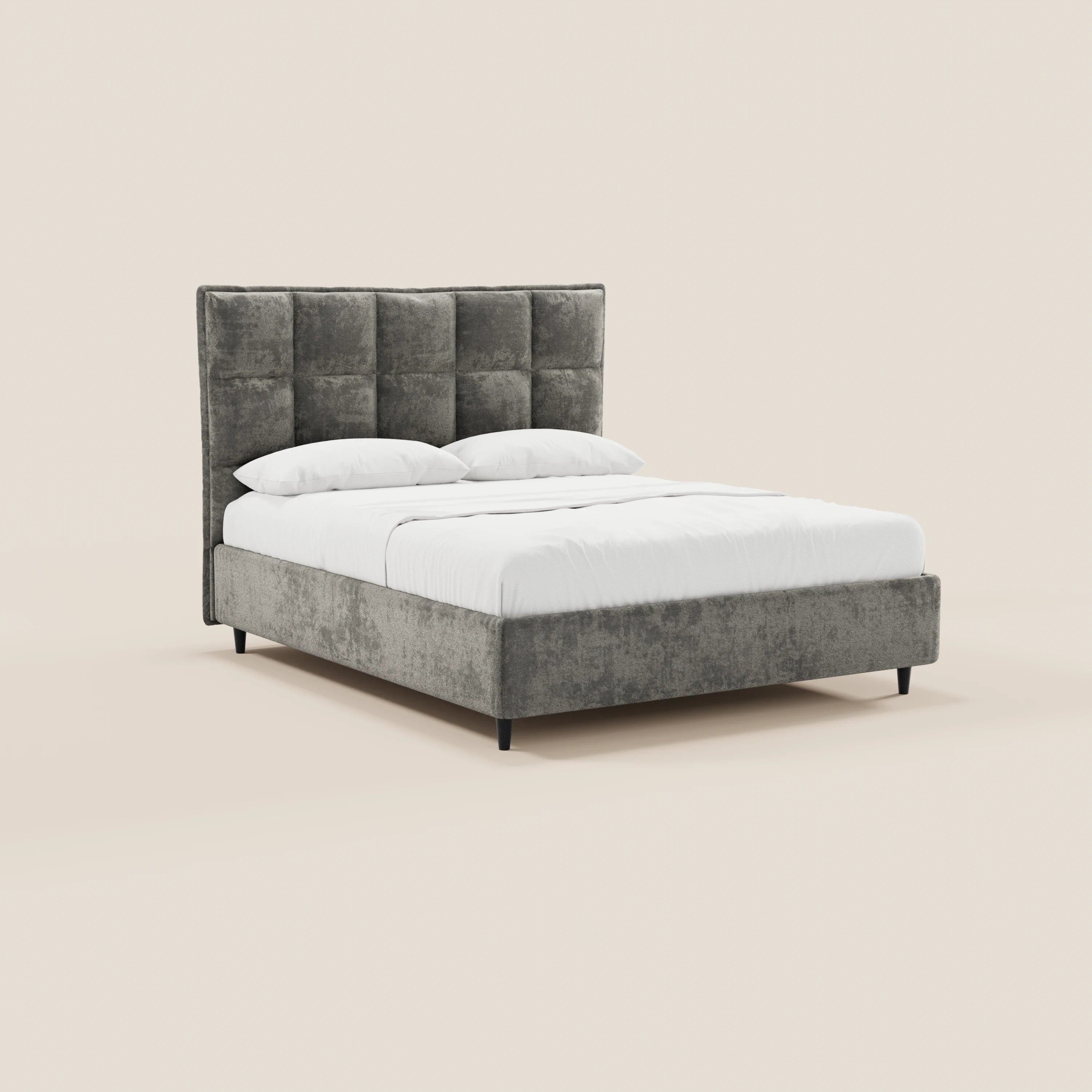 Il letto imbottito AURO di Letti.store presenta una testiera alta capitonné in ciniglia grigia certificata Oeko-Tex® e una struttura coordinata su gambe corte nere, rivestito con biancheria da letto bianca, che risalta su uno sfondo beige chiaro a tinta unita.