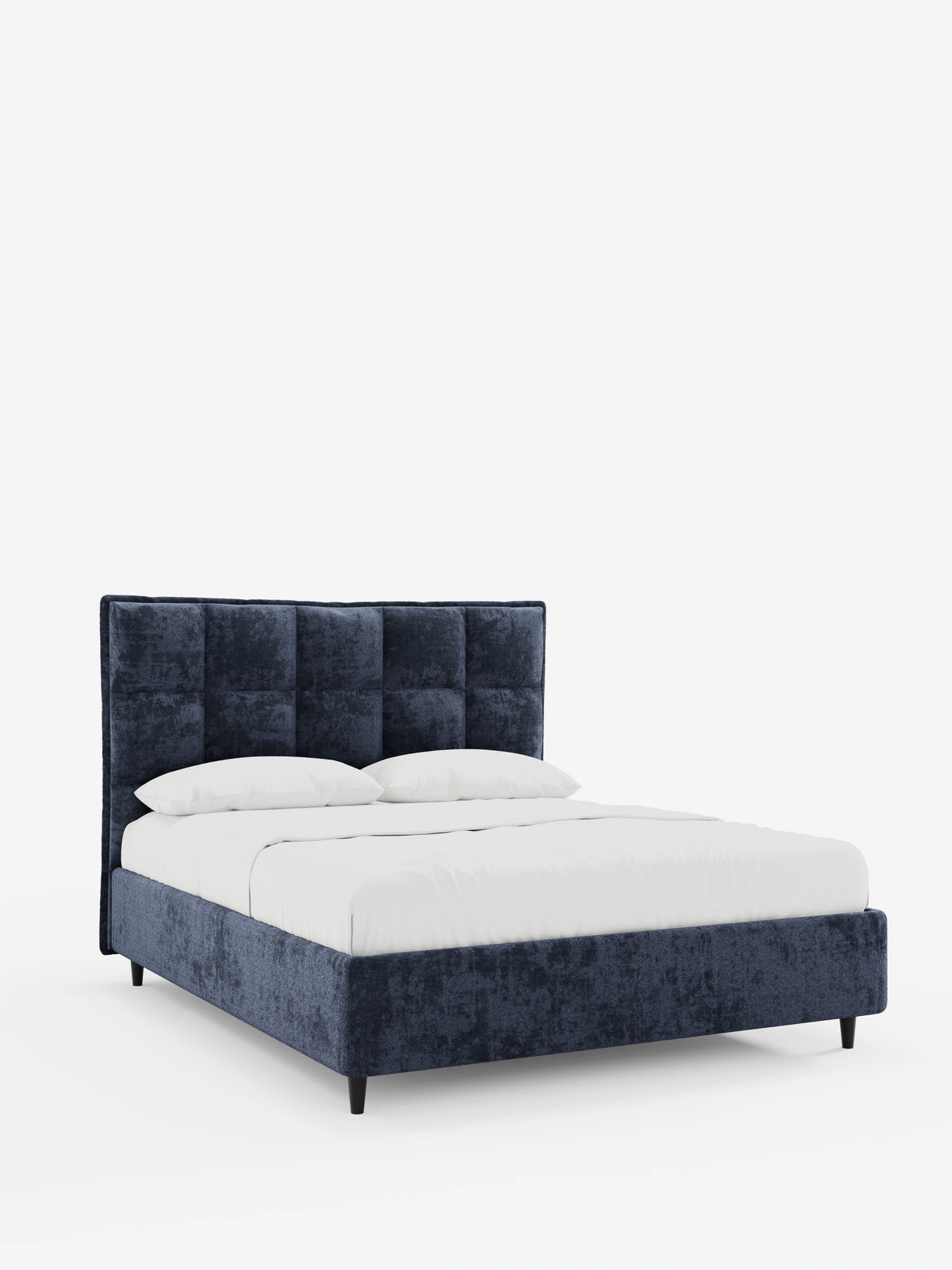 Letto imbottito AURO con contenitore e testiera alta capitonné in ciniglia Oeko-Tex® blu scuro, caratterizzato da lenzuola bianche immacolate, gambe corte affusolate e uno sfondo bianco a tinta unita.